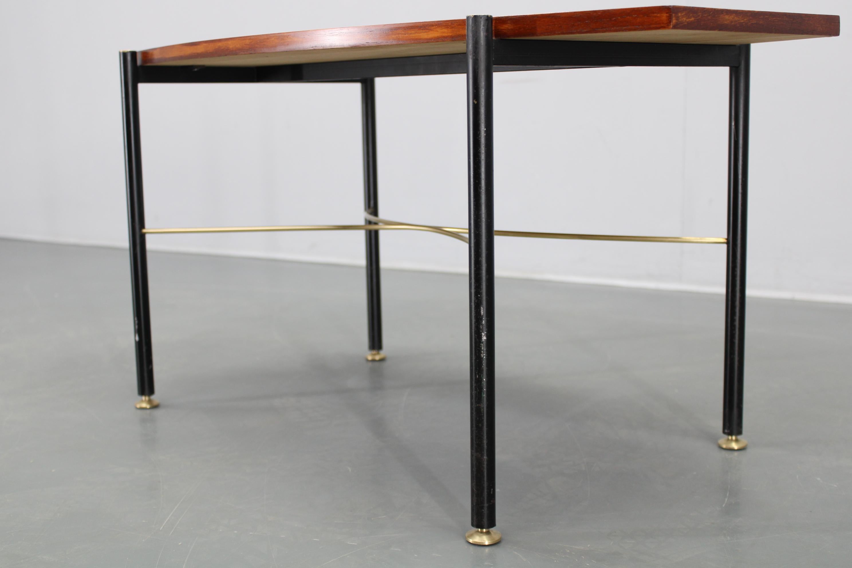Table basse italienne des années 1970 avec placage de teck, base en métal et laiton Bon �état - En vente à Praha, CZ