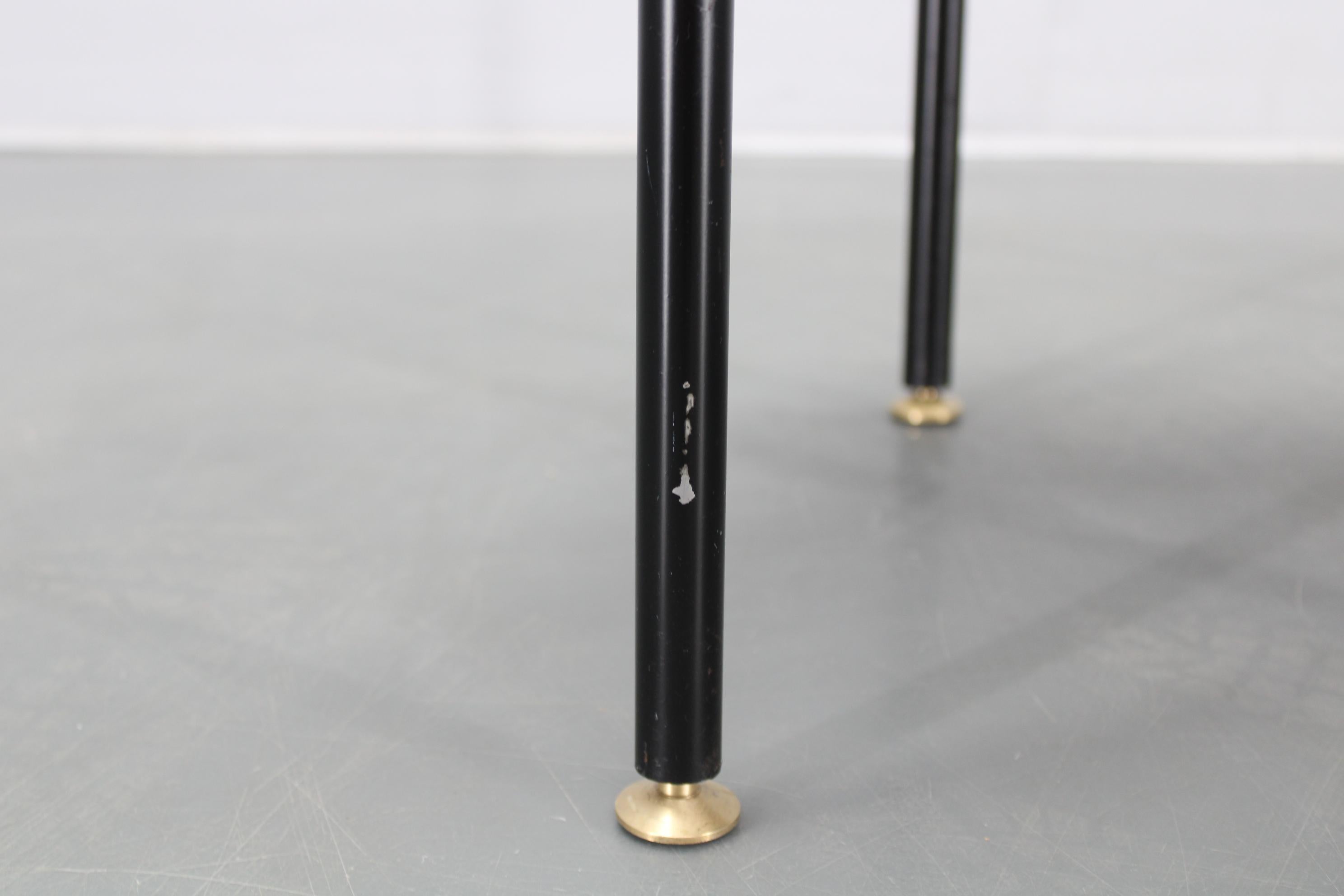 Fin du 20e siècle Table basse italienne des années 1970 avec placage de teck, base en métal et laiton en vente