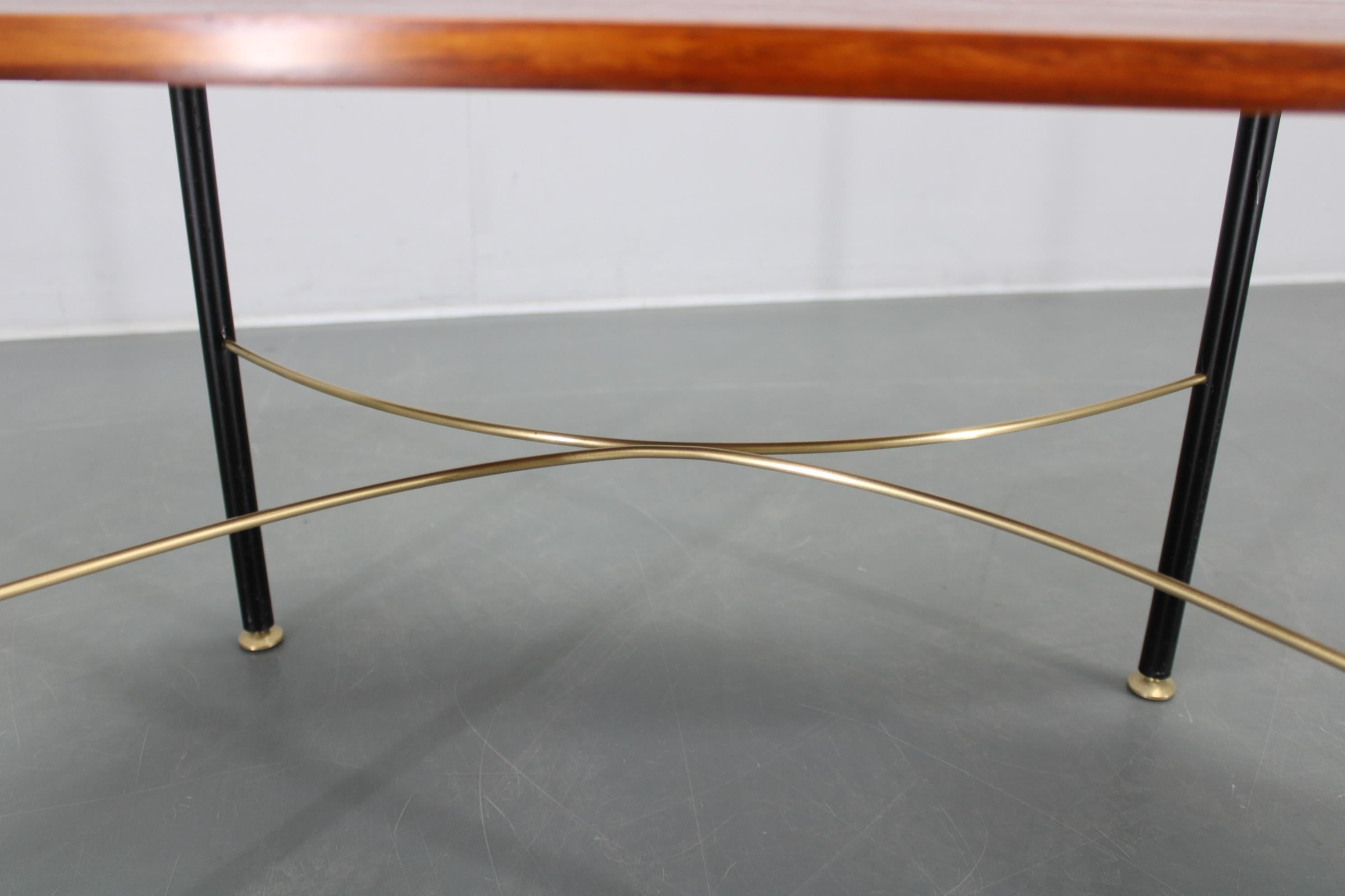 Métal Table basse italienne des années 1970 avec placage de teck, base en métal et laiton en vente