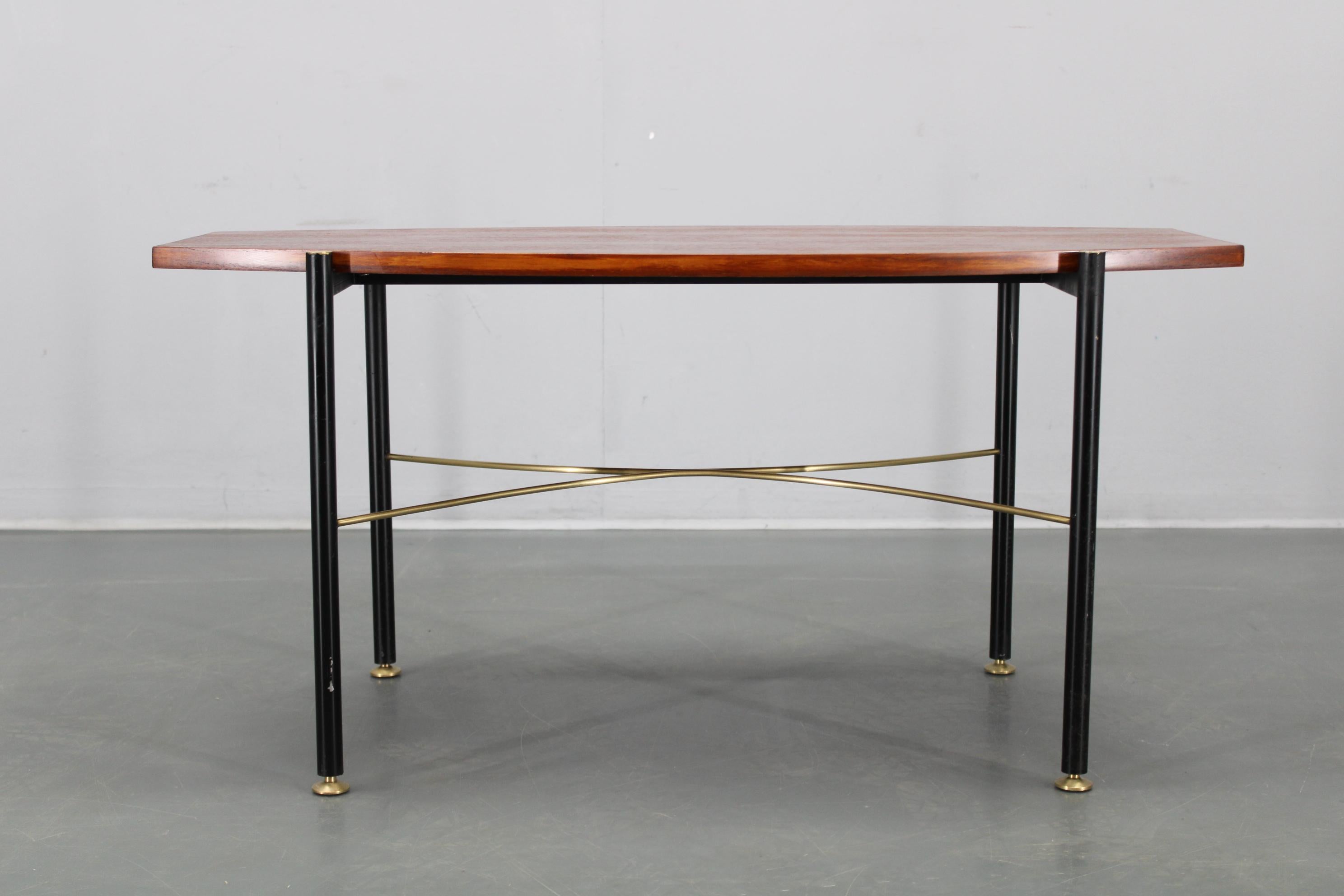 Table basse italienne des années 1970 avec placage de teck, base en métal et laiton en vente 1
