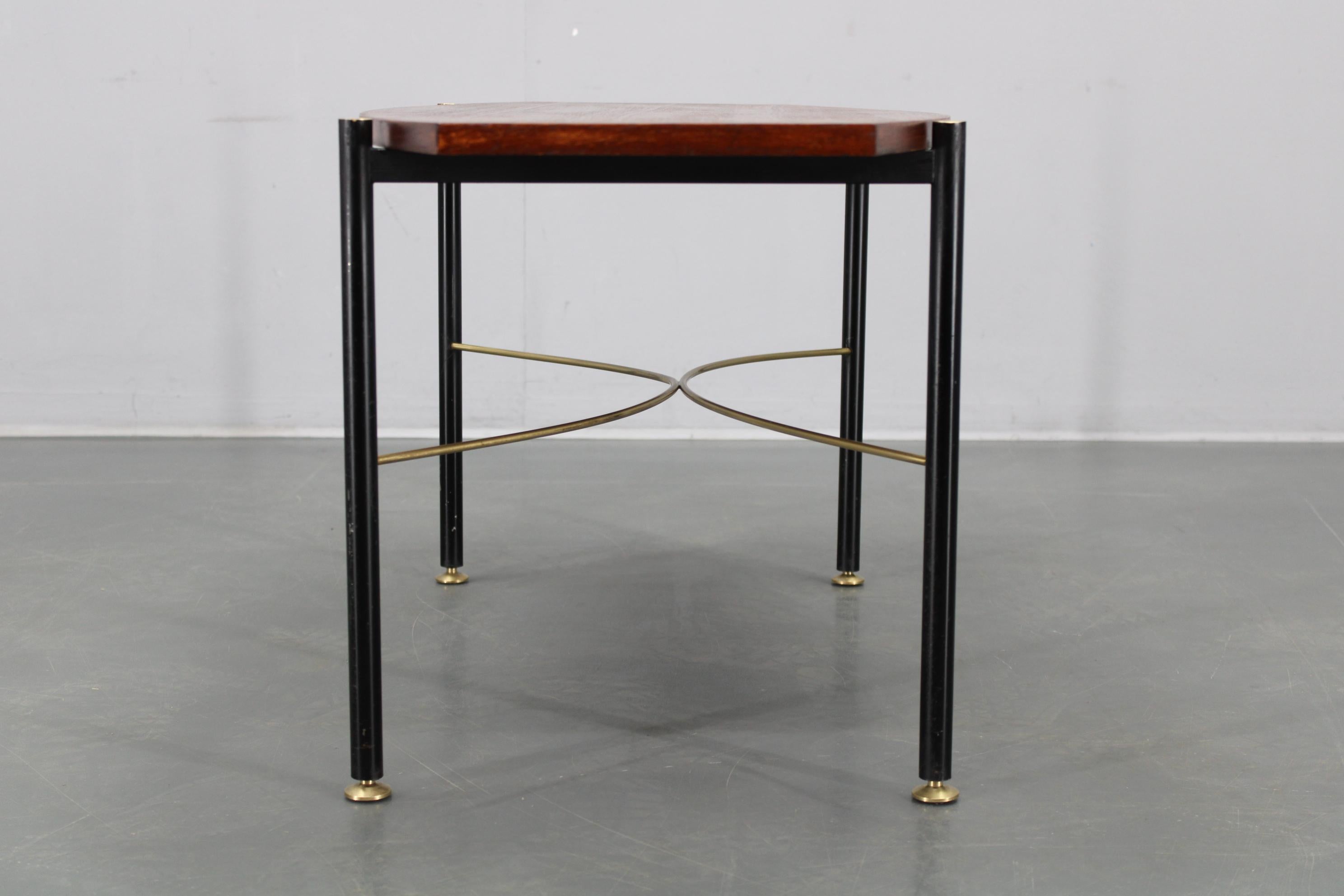 Table basse italienne des années 1970 avec placage de teck, base en métal et laiton en vente 2