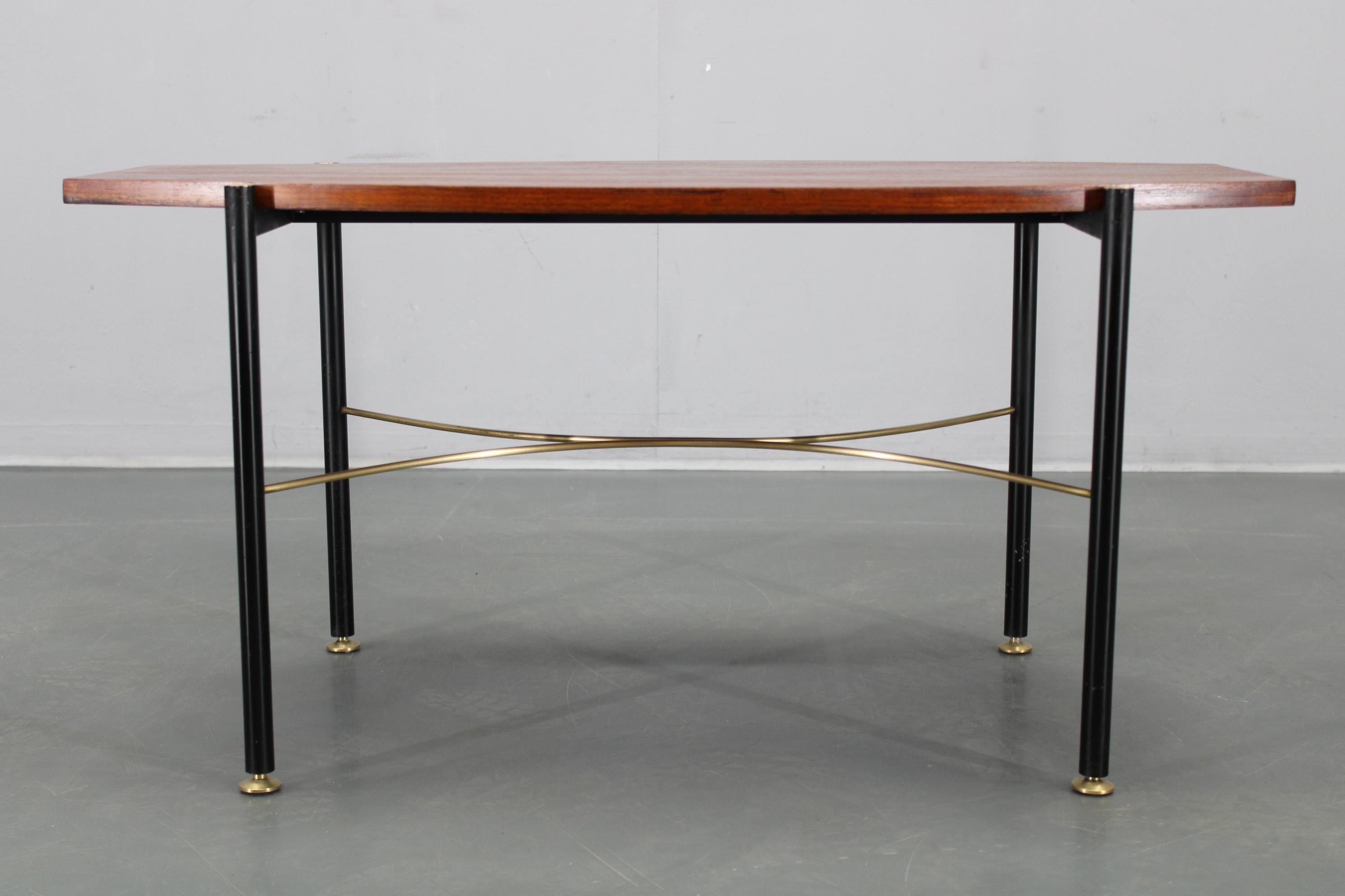 Table basse italienne des années 1970 avec placage de teck, base en métal et laiton en vente 3