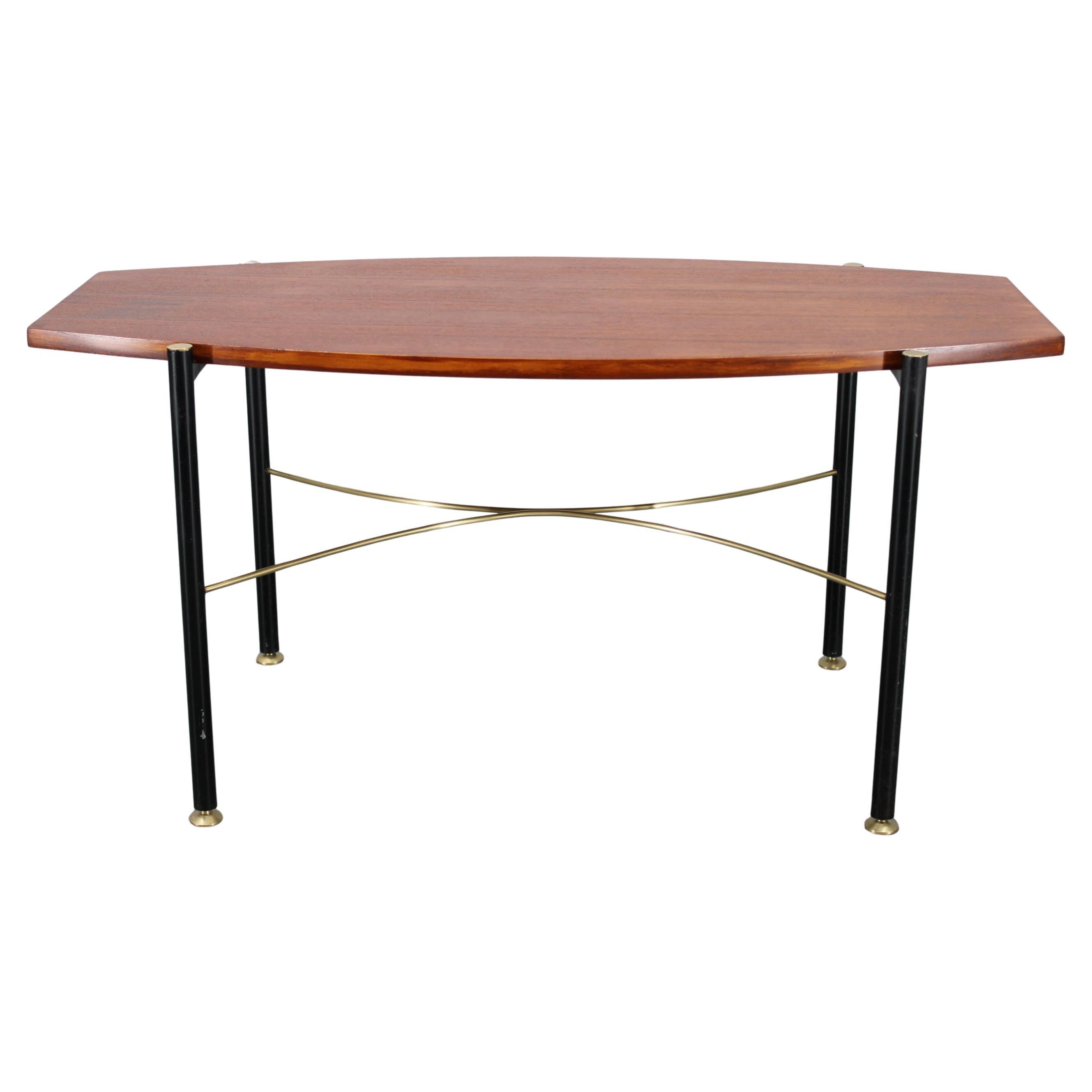 Table basse italienne des années 1970 avec placage de teck, base en métal et laiton