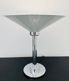 Lampada da tavolo conica italiana degli anni '70, in metallo smaltato bianco e cromo, a forma di accendino