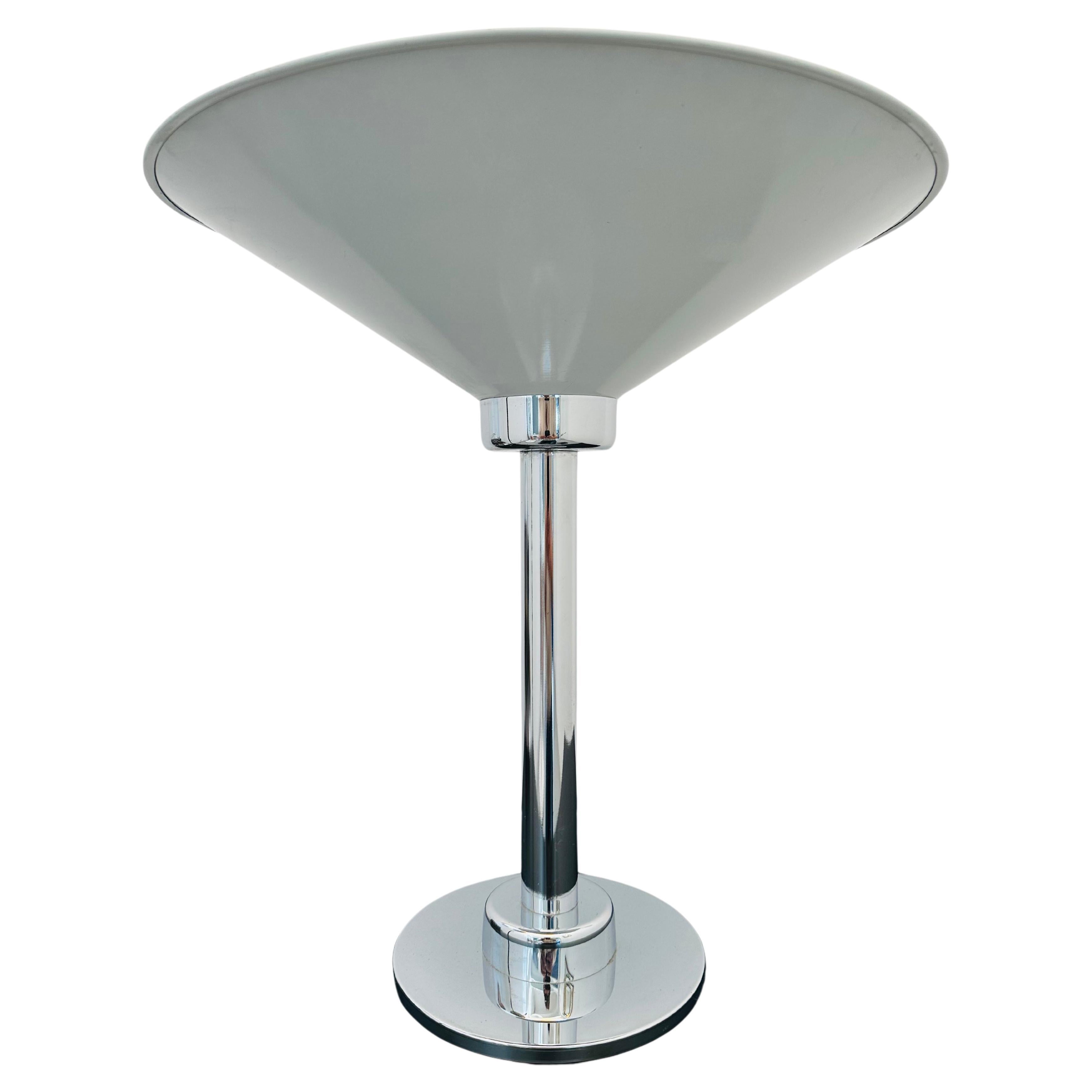 Lampada da tavolo conica italiana degli anni '70, in metallo smaltato bianco e cromo, a forma di accendino