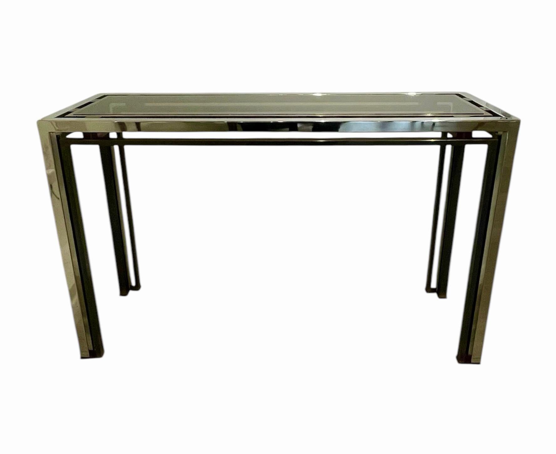 Consolle elegante e raffinata disegnata da uno dei più importanti designer italiani del XX secolo,  Romeo Rega. 
Copiato da molti, ma con il suo stile unico e sgargiante, Romeo Rega esibisce l'inclusione dei suoi blocchi e piedi in perspex viola,