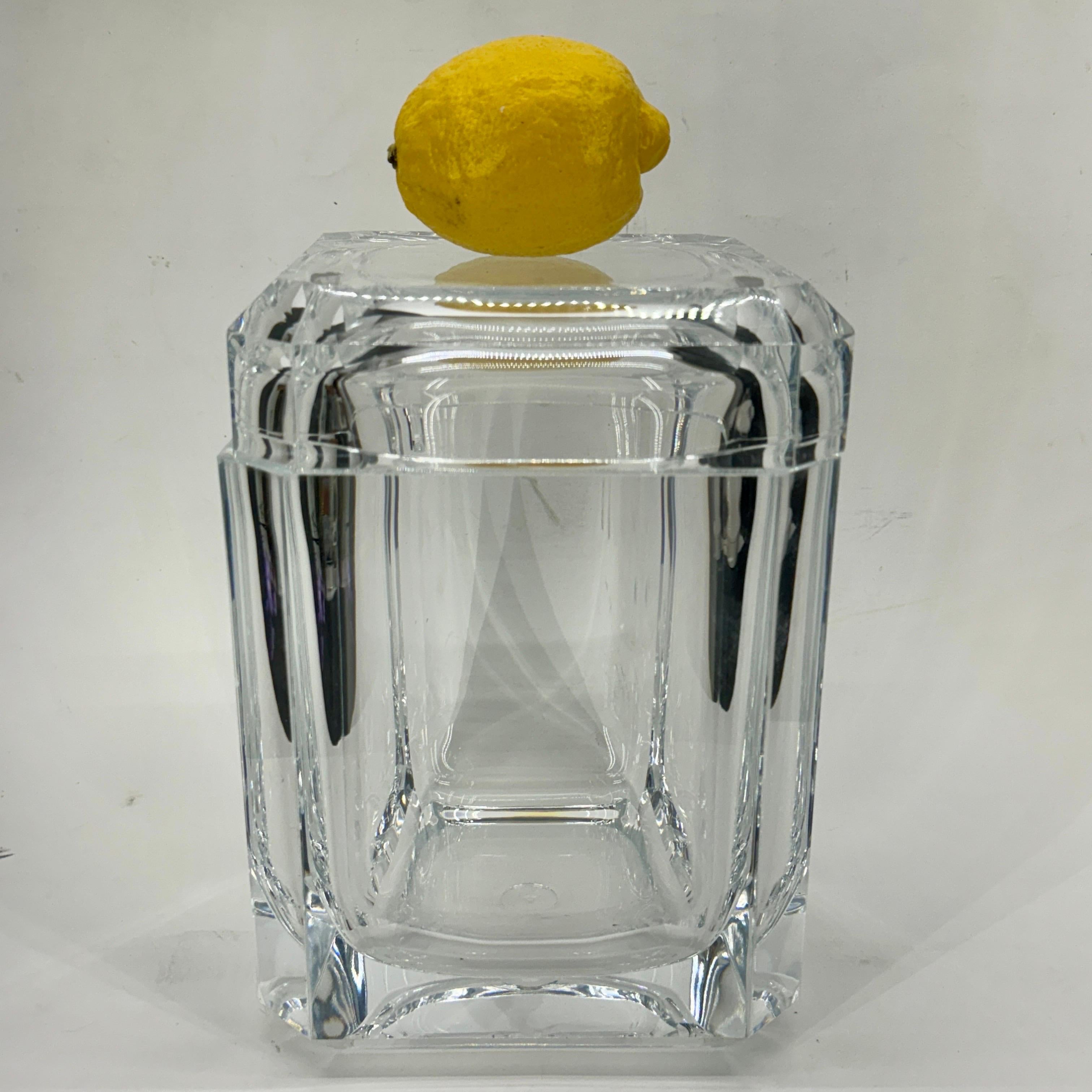 Cubitera vintage de lucita gruesa. La bonita y funcional cubitera con tapa deslizante es un complemento excepcional para cualquier bar. La lucita está en muy buen estado y mantendrá el hielo frío para tus cócteles. Hermosa pieza de declaración.