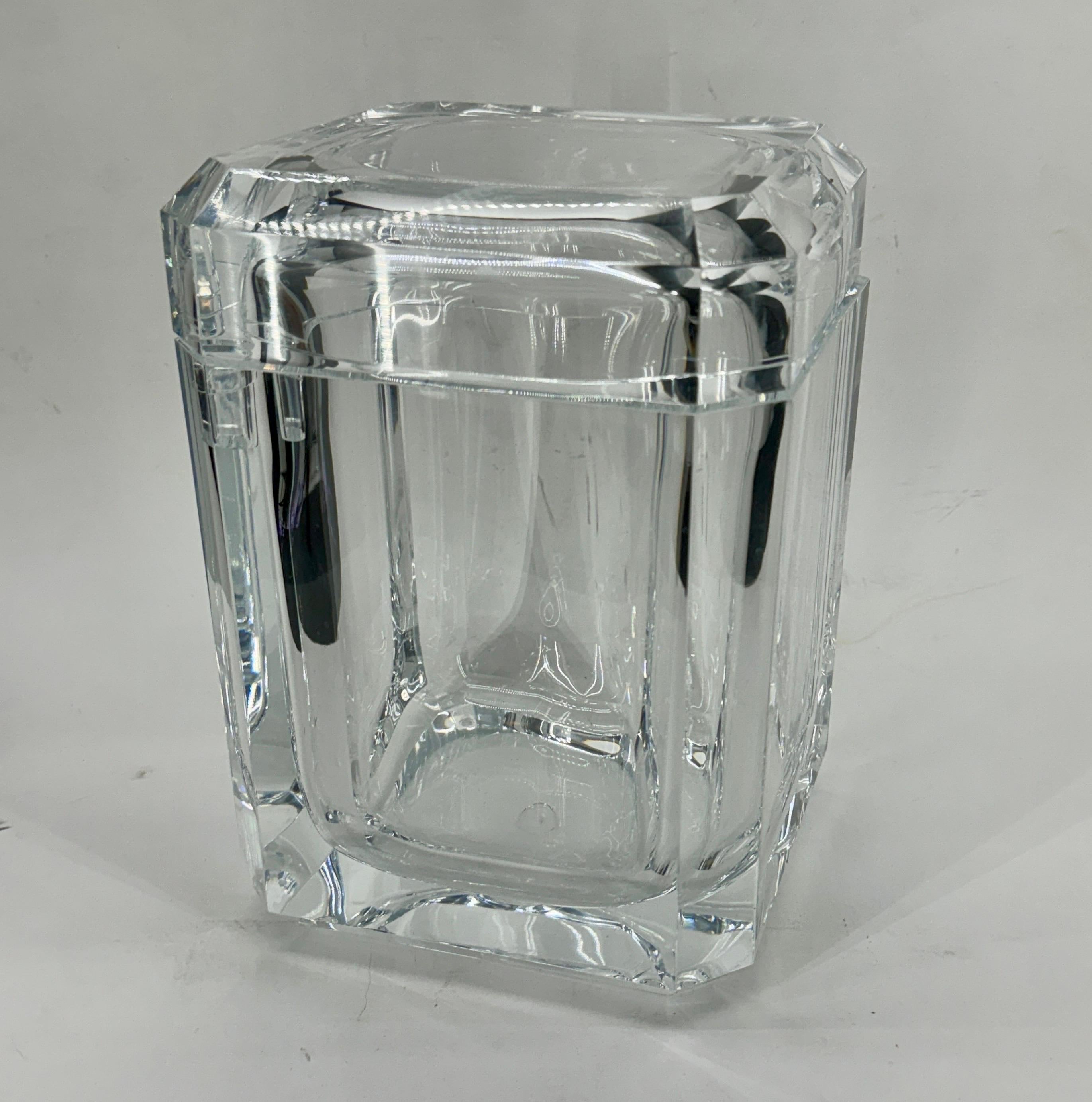 Cubitera italiana de 1970 de lucita gruesa con tapa corredera Lucite en venta
