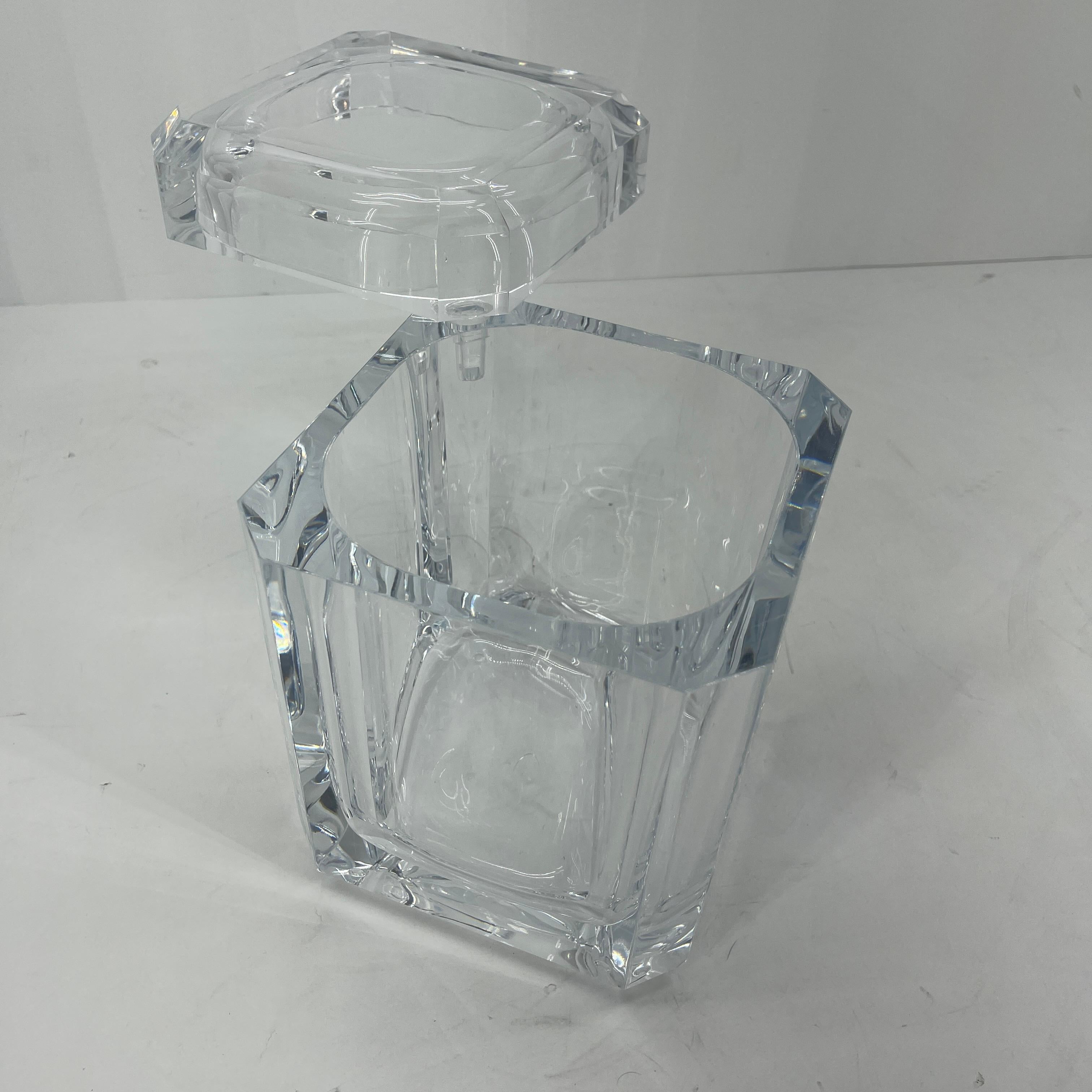 1970's Italian Cube Ice Bucket in Thick Lucite With Sliding Lid For Sale 3