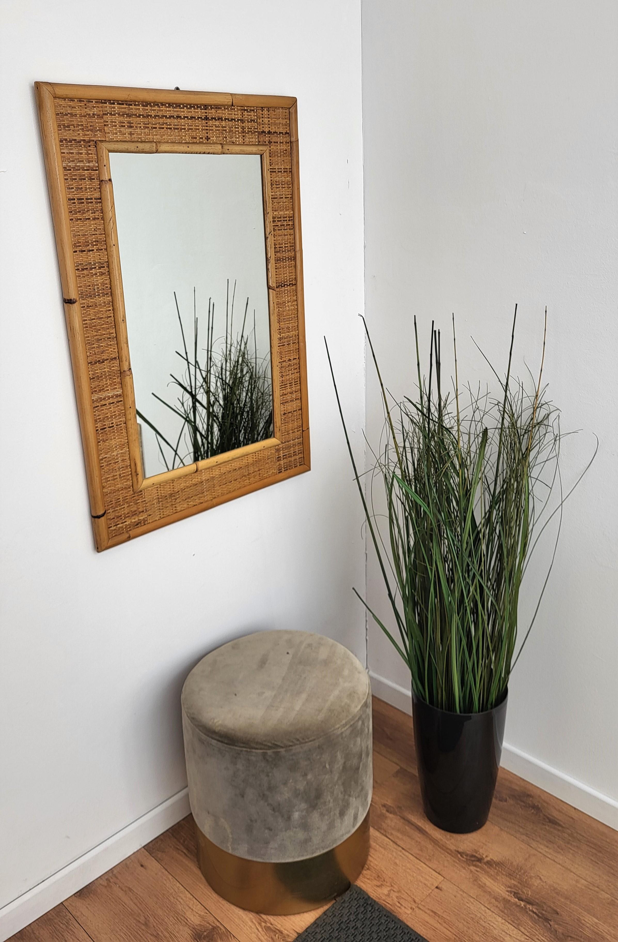 Beautiful 1970s Italian Mid-Century Modern mirror in bamboo and rattan probably from renowned Dal Vera manufacturer. The organic beauty of the woven materials is timeless and Classic, making bamboo and rattan furniture incredibly versatile.