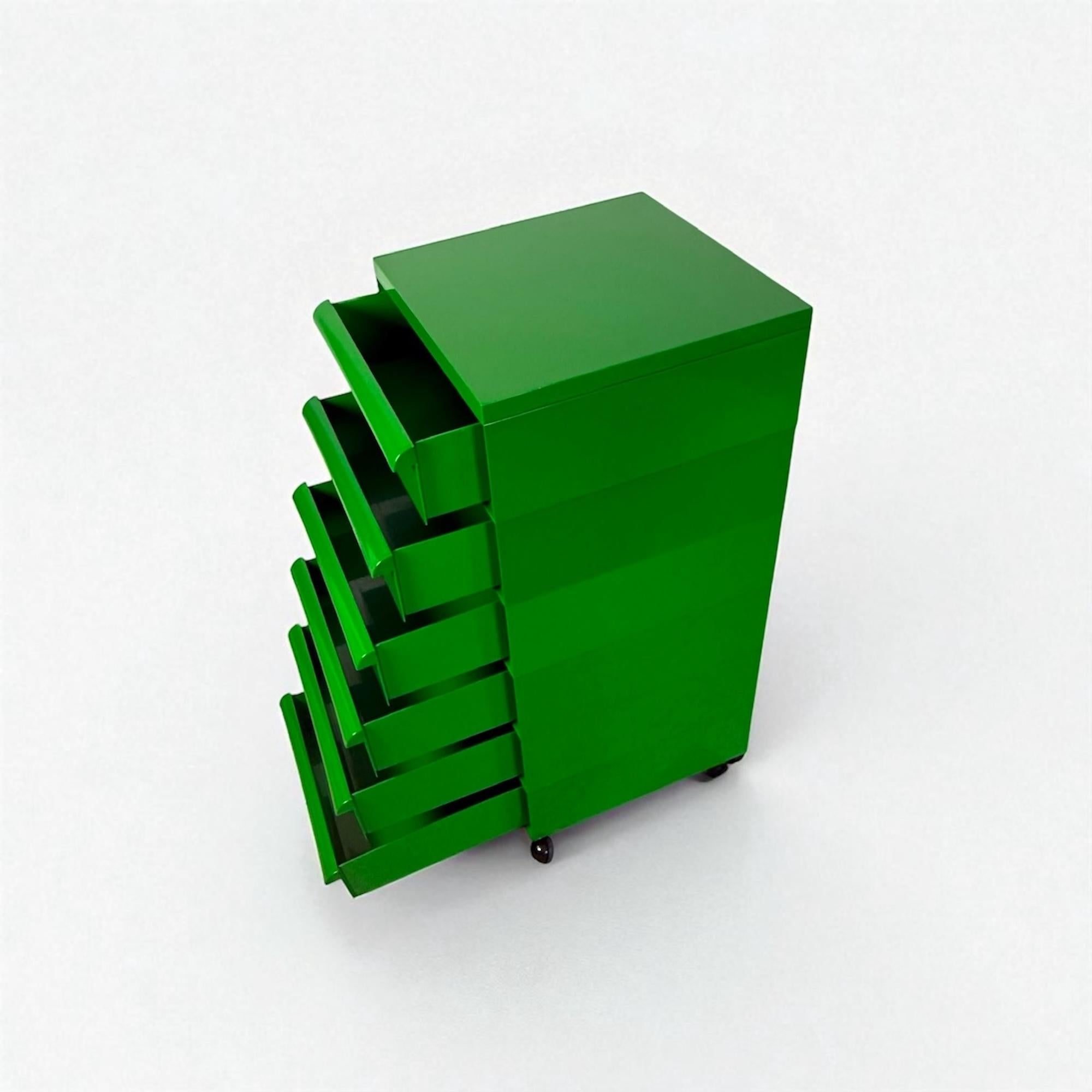 Cassapanca di design italiano degli anni '70 di Simon Fussel per Kartell Model 4602 in verde in vendita 3