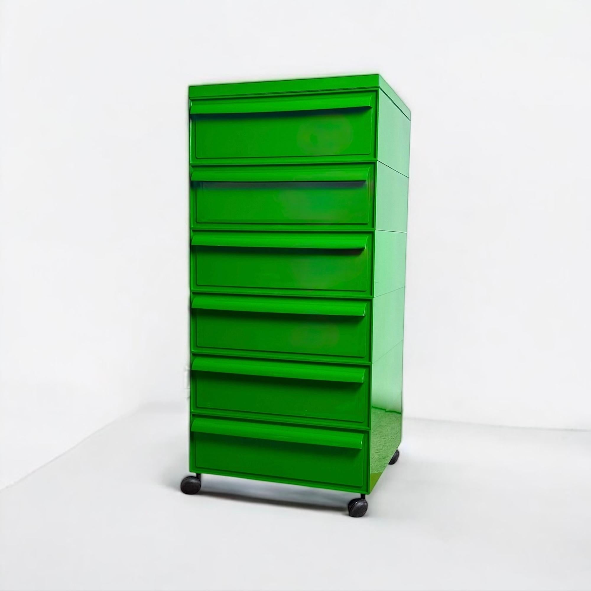 Cassapanca di design italiano degli anni '70 di Simon Fussel per Kartell Model 4602 in verde in vendita 4