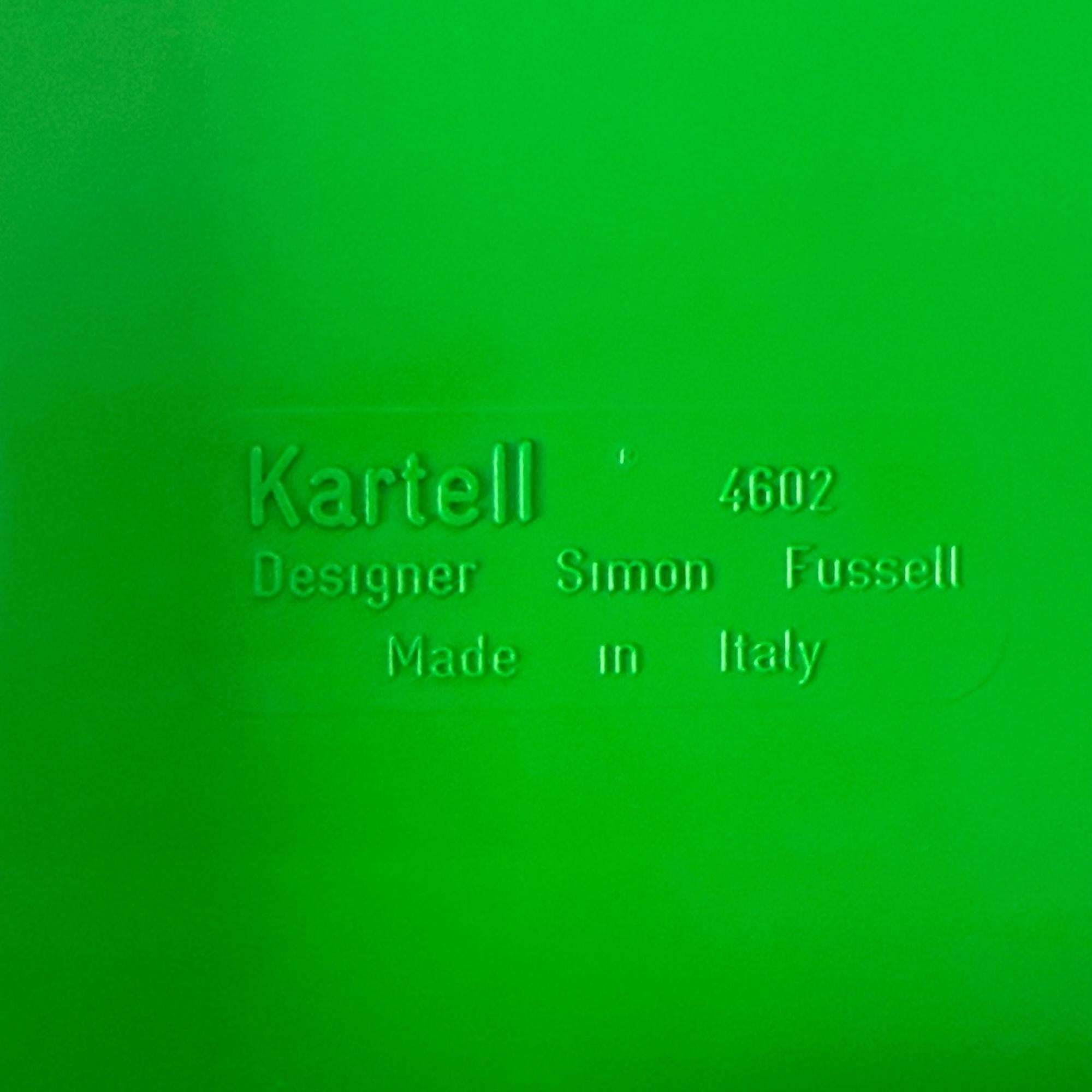 Esempio da collezione di design industriale italiano in plastica, questo modello 4602 originale Kartell è stato disegnato da Simon Fussel negli anni '70. Il pezzo è composto da sei pratici cassetti all'interno di una struttura modulare in plastica