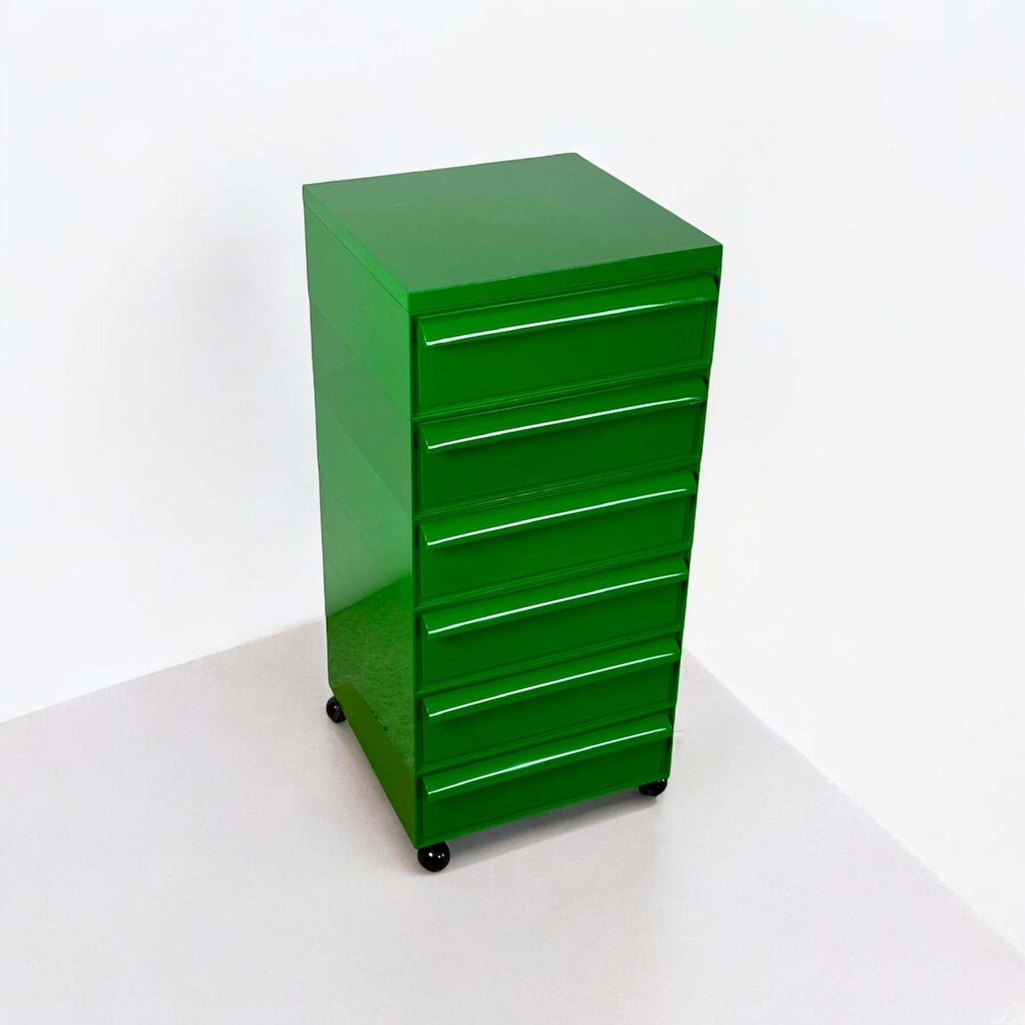 Italiano Cassapanca di design italiano degli anni '70 di Simon Fussel per Kartell Model 4602 in verde in vendita