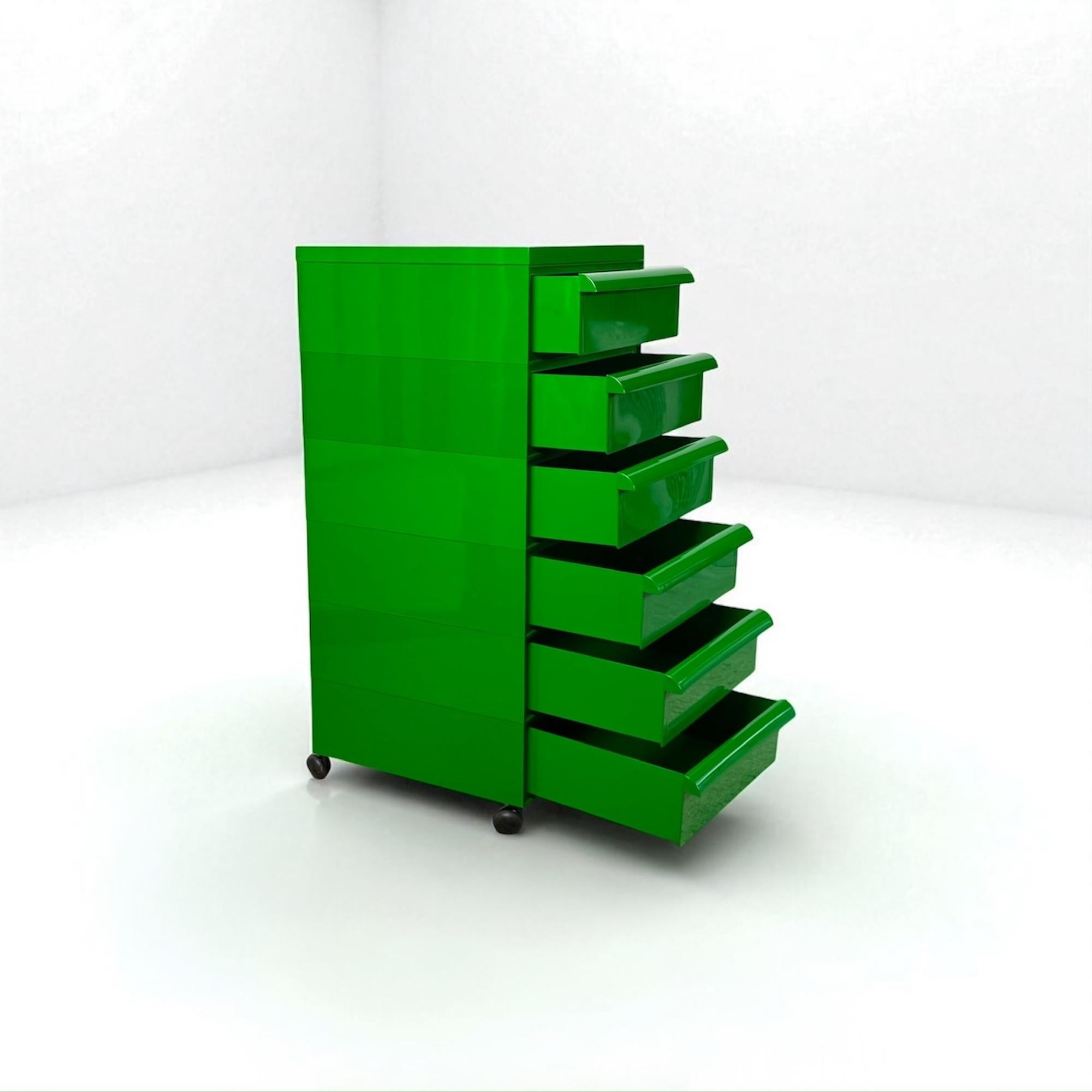 Cassapanca di design italiano degli anni '70 di Simon Fussel per Kartell Model 4602 in verde In condizioni buone in vendita a San Benedetto Del Tronto, IT