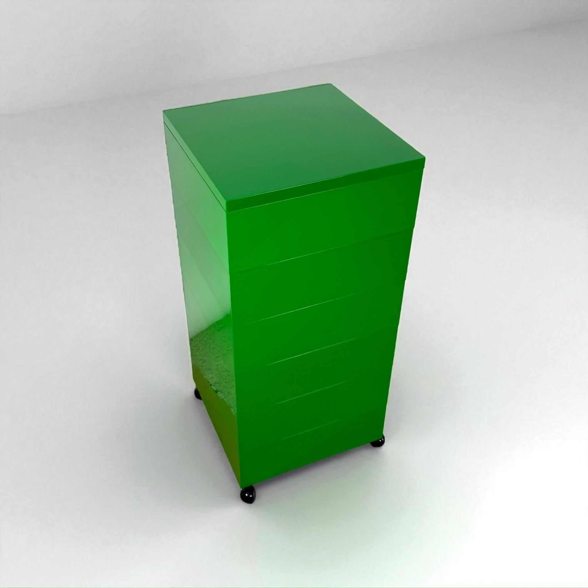 Fine XX secolo Cassapanca di design italiano degli anni '70 di Simon Fussel per Kartell Model 4602 in verde in vendita