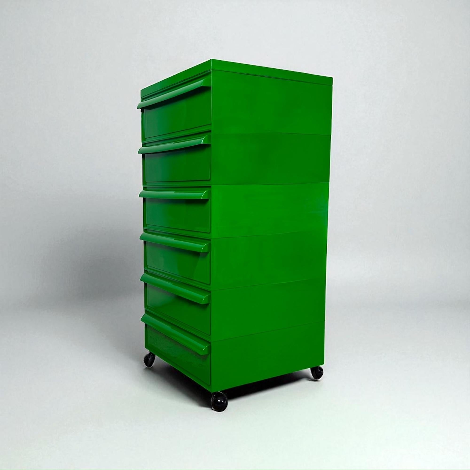 Cassapanca di design italiano degli anni '70 di Simon Fussel per Kartell Model 4602 in verde in vendita 1