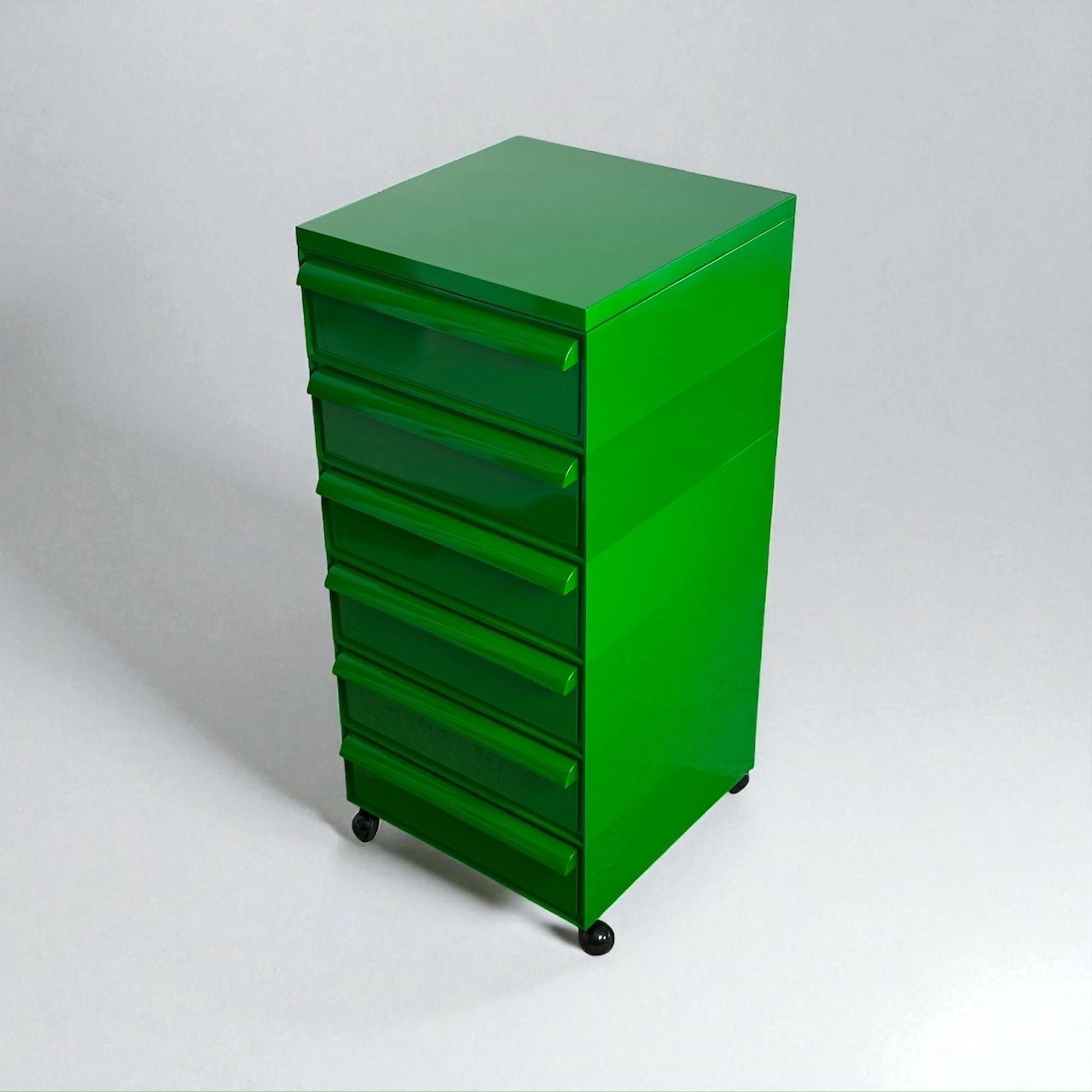 Cassapanca di design italiano degli anni '70 di Simon Fussel per Kartell Model 4602 in verde in vendita 2