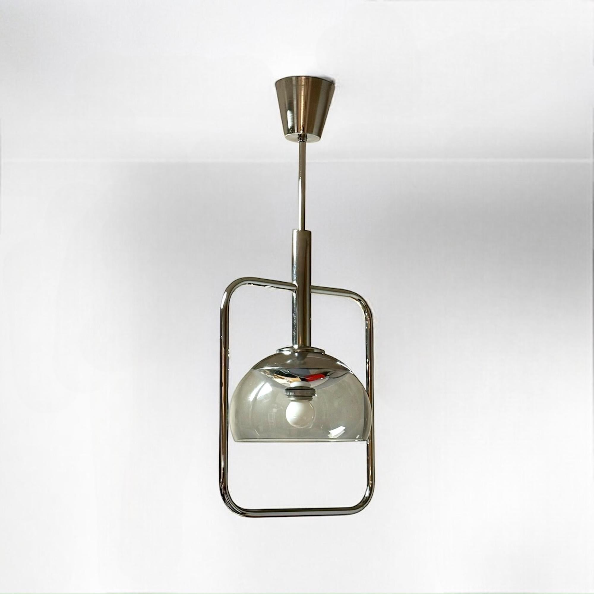 Lampada a sospensione di design italiano degli anni '70 in metallo cromato e plexiglass in vendita 4