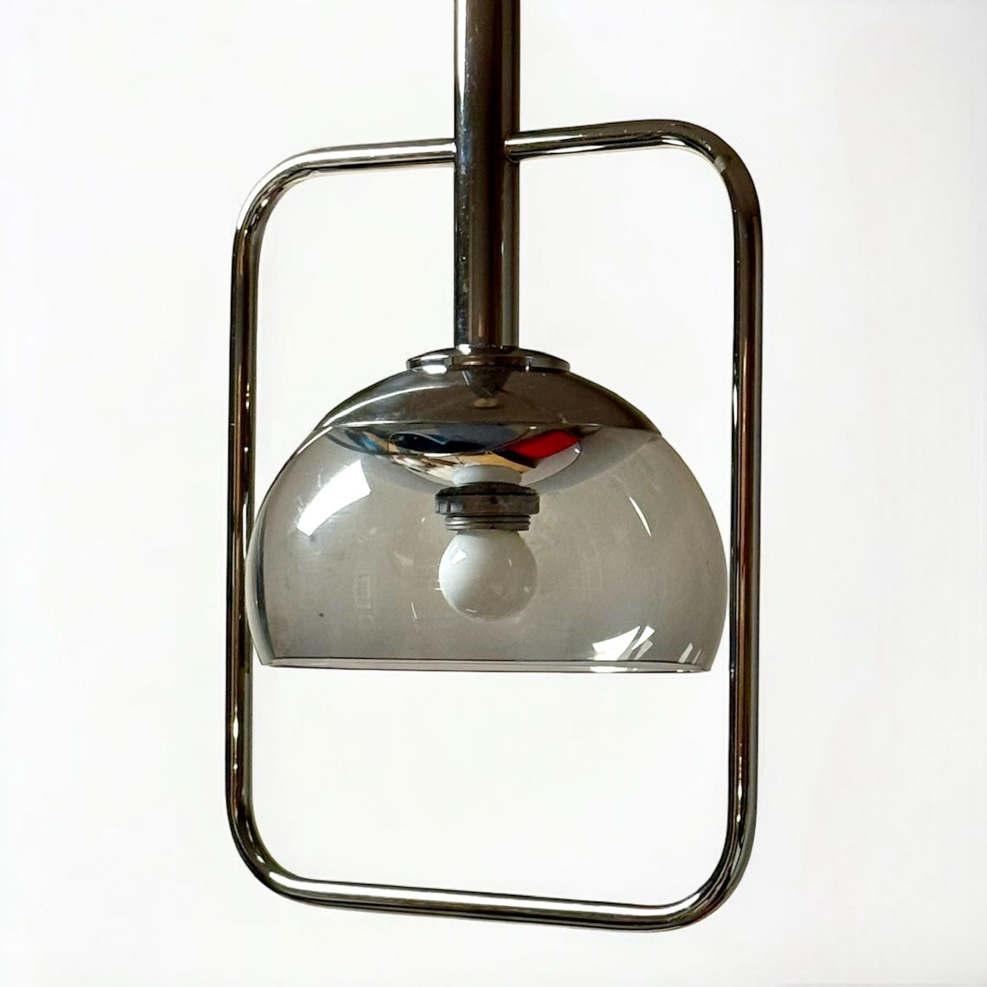 Space Age Lampada a sospensione di design italiano degli anni '70 in metallo cromato e plexiglass in vendita
