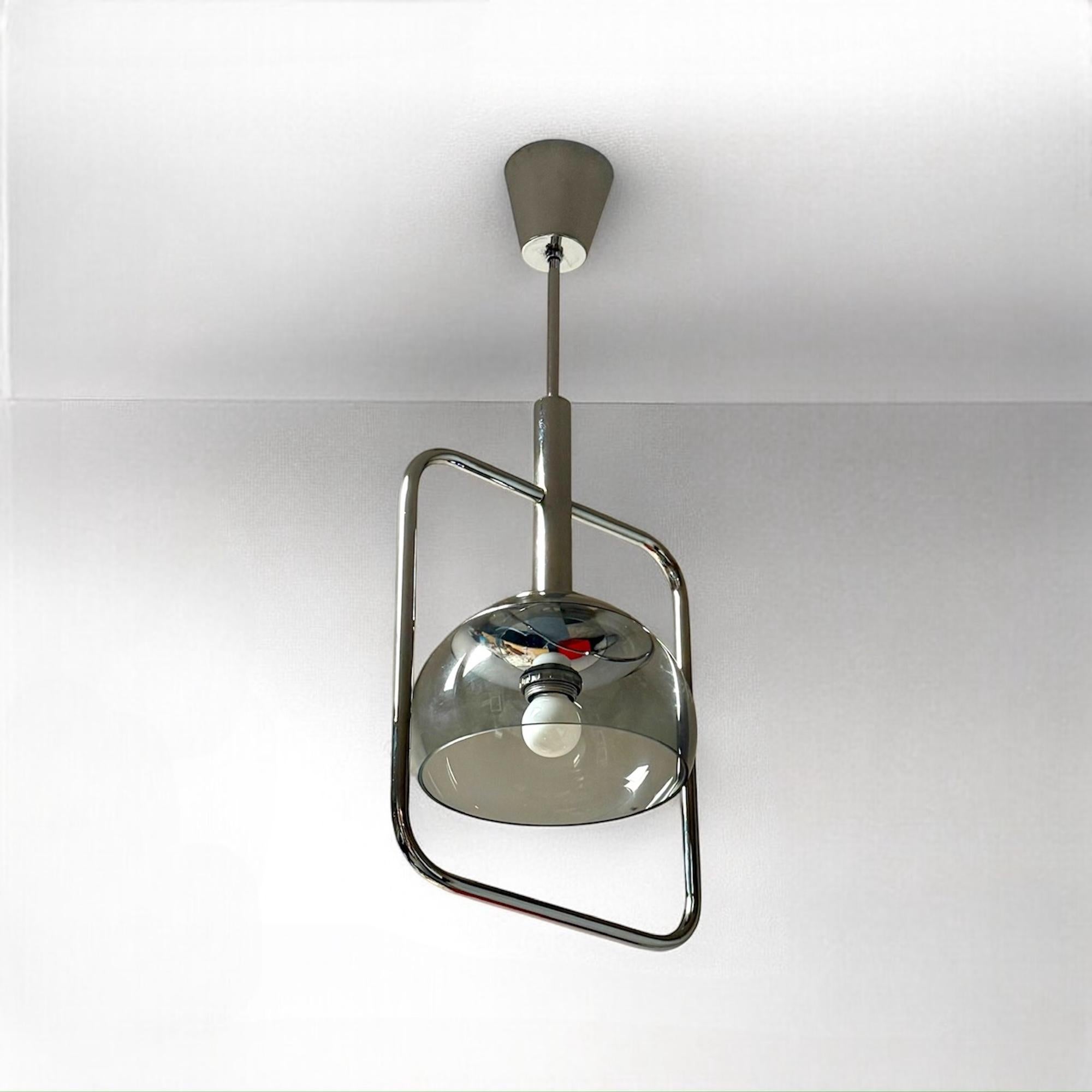 Italiano Lampada a sospensione di design italiano degli anni '70 in metallo cromato e plexiglass in vendita