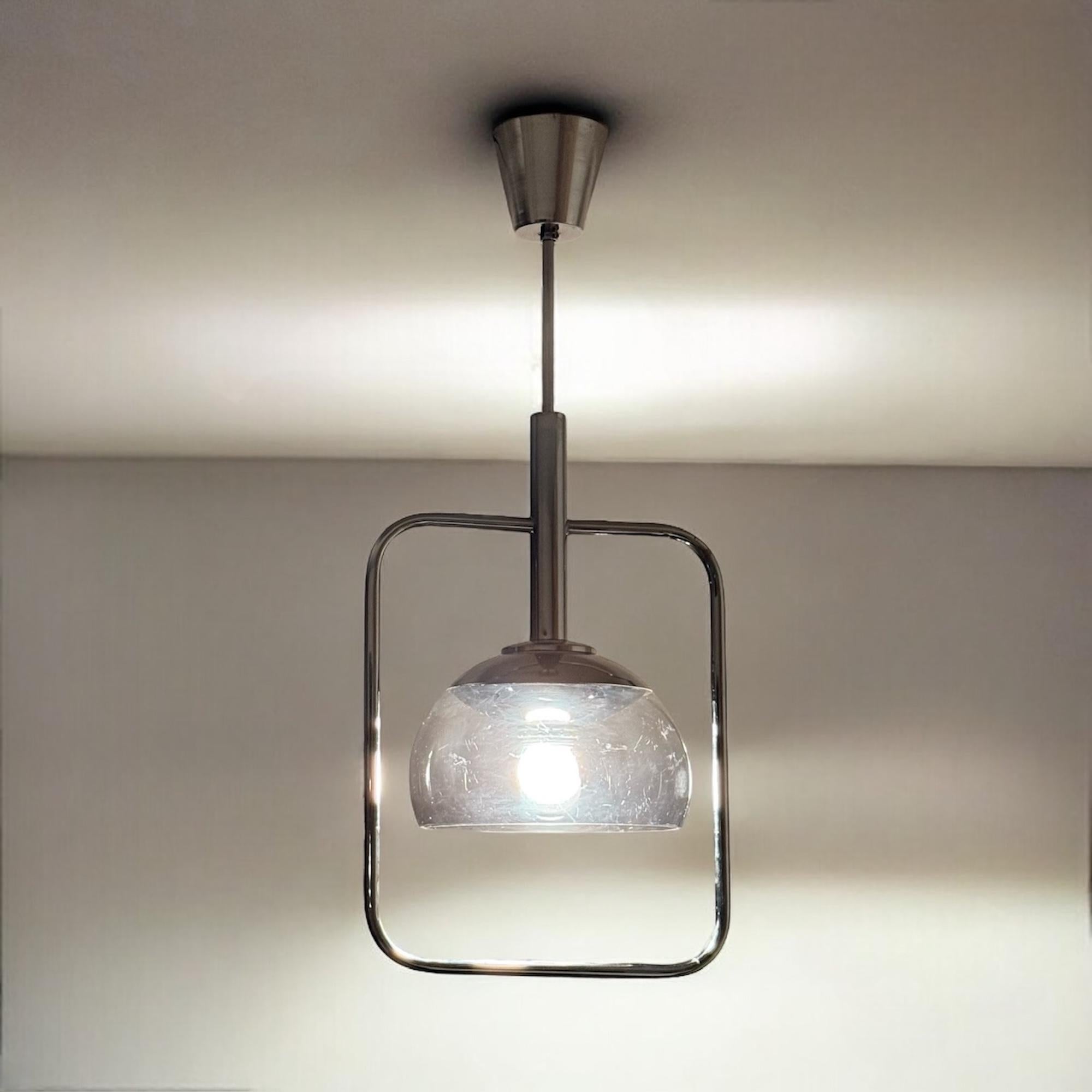 Lampada a sospensione di design italiano degli anni '70 in metallo cromato e plexiglass In condizioni buone in vendita a San Benedetto Del Tronto, IT