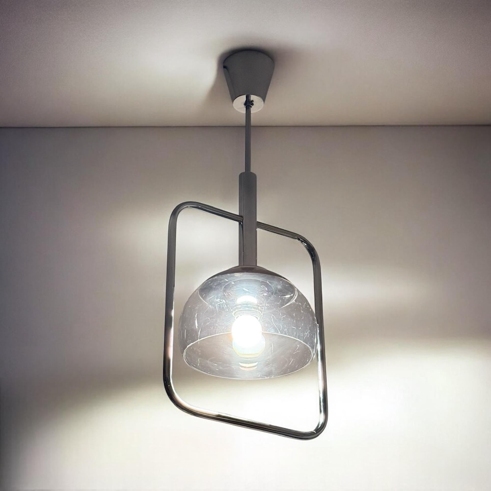 Fine XX secolo Lampada a sospensione di design italiano degli anni '70 in metallo cromato e plexiglass in vendita