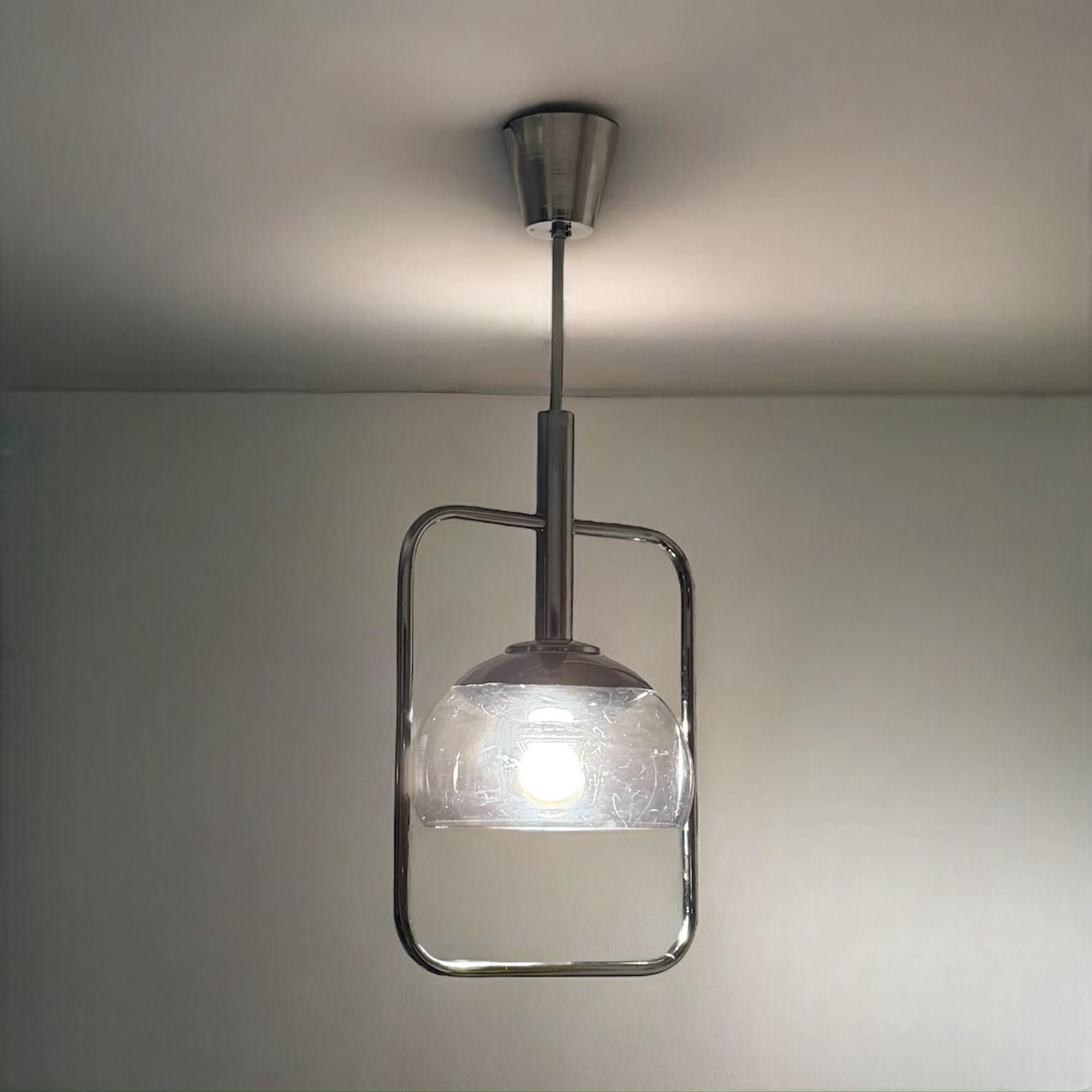 Metallo Lampada a sospensione di design italiano degli anni '70 in metallo cromato e plexiglass in vendita