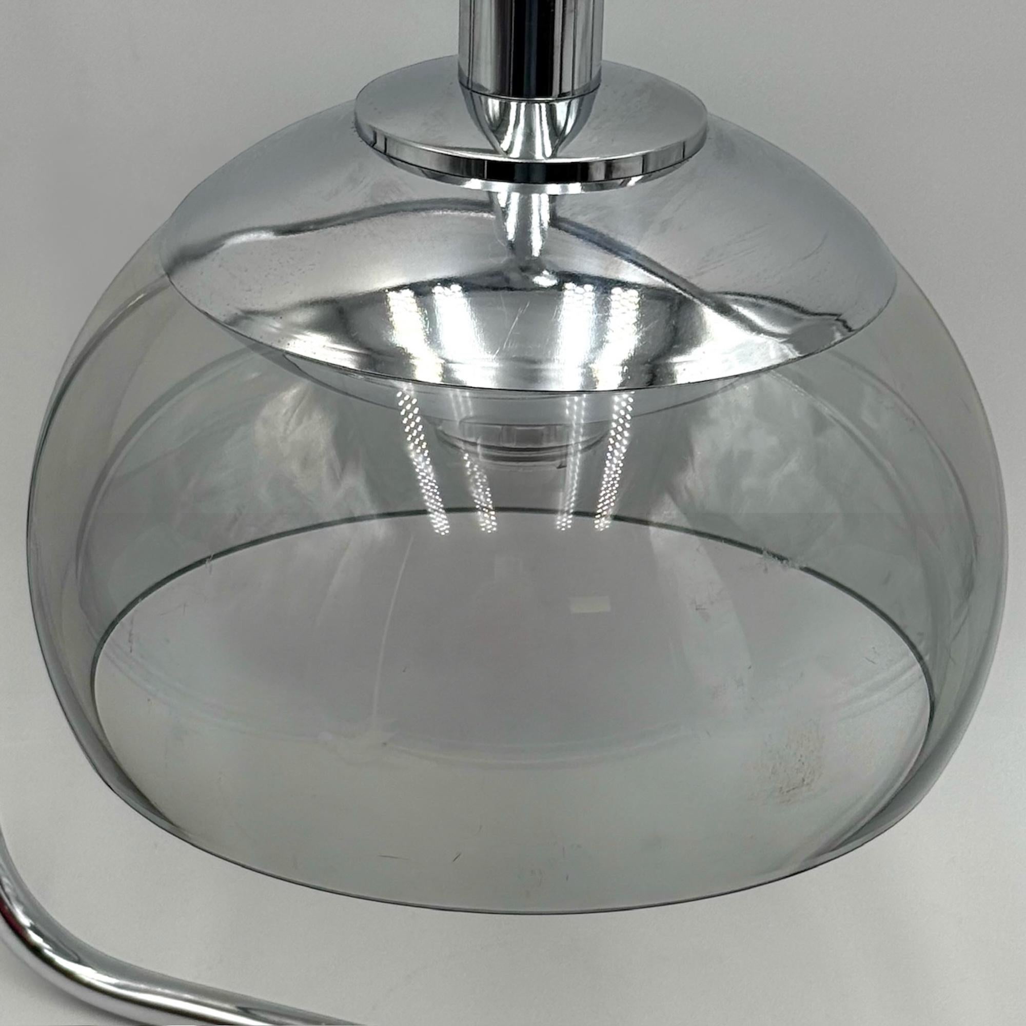 Lampada a sospensione di design italiano degli anni '70 in metallo cromato e plexiglass in vendita 2