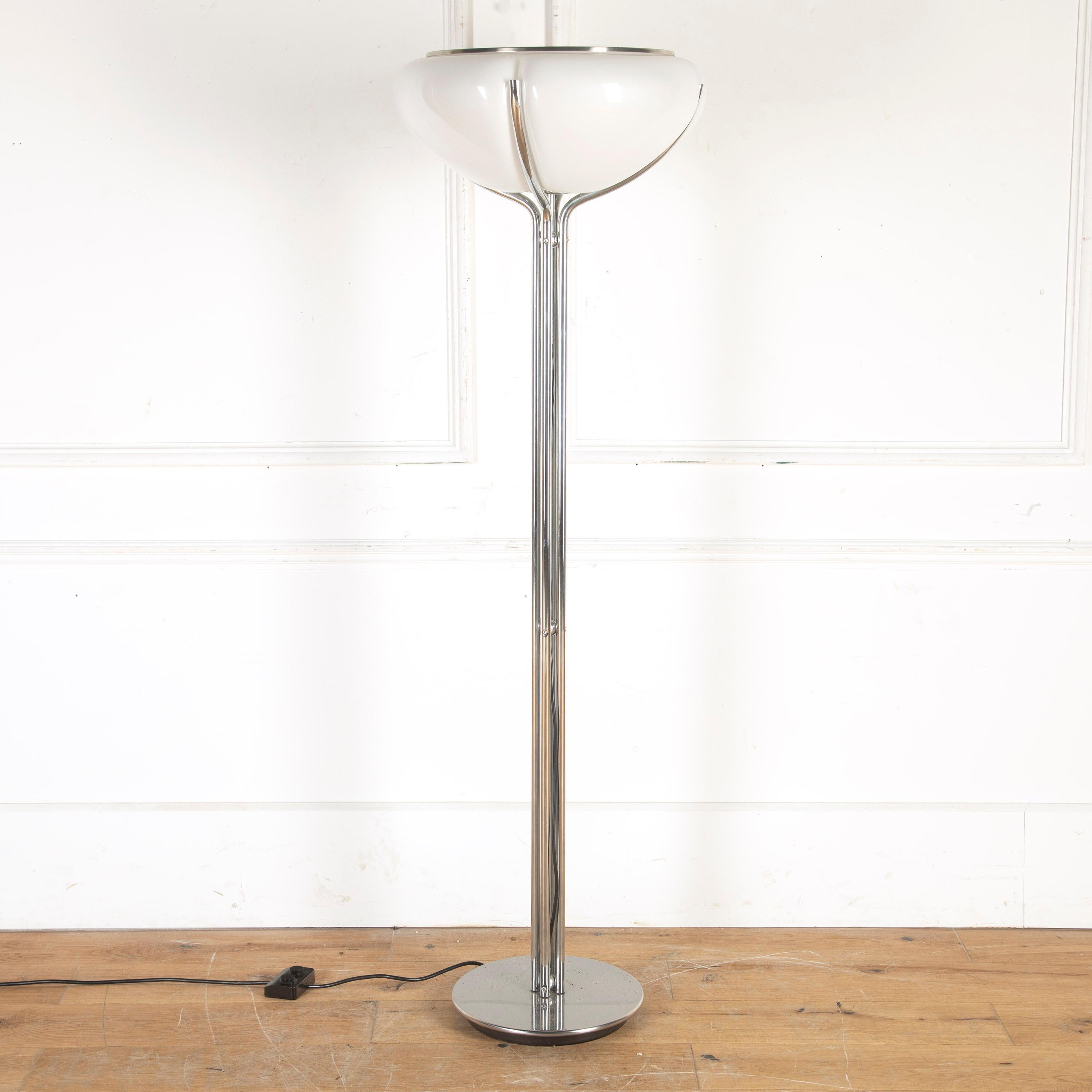 1970s Italian design standard lamp.

This is the 'Quadrifoglio' floor lamp, designed by Luigi Massoni for Harvey Guzzini (Harveiluce I Guzzini).

Constructed in chromed steel and acrylic. This lamp offers two lighting options and can be used as