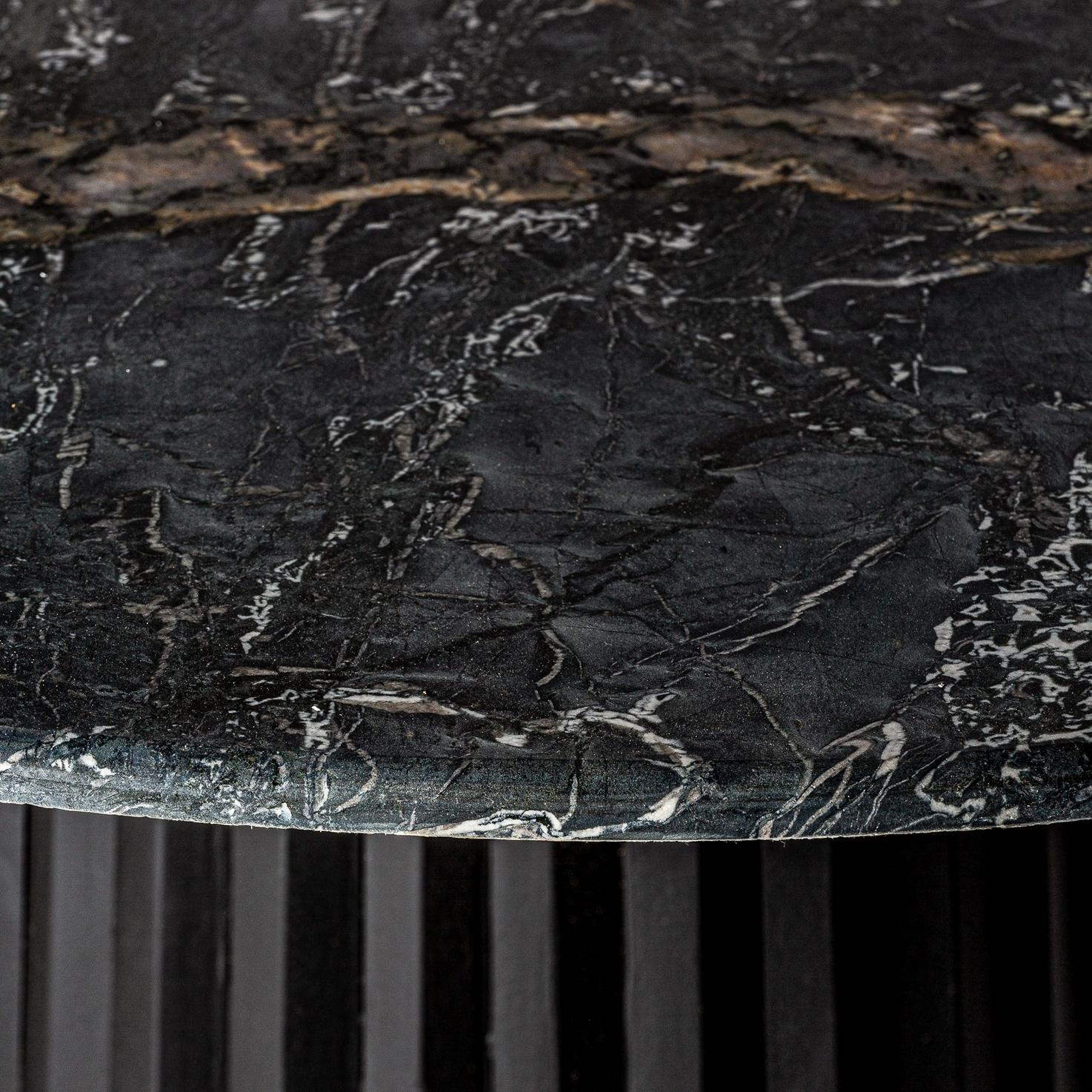Runder Sockeltisch im italienischen Designstil, bestehend aus einem grafischen Holzsockel mit einer runden schwarzen Marmorplatte.