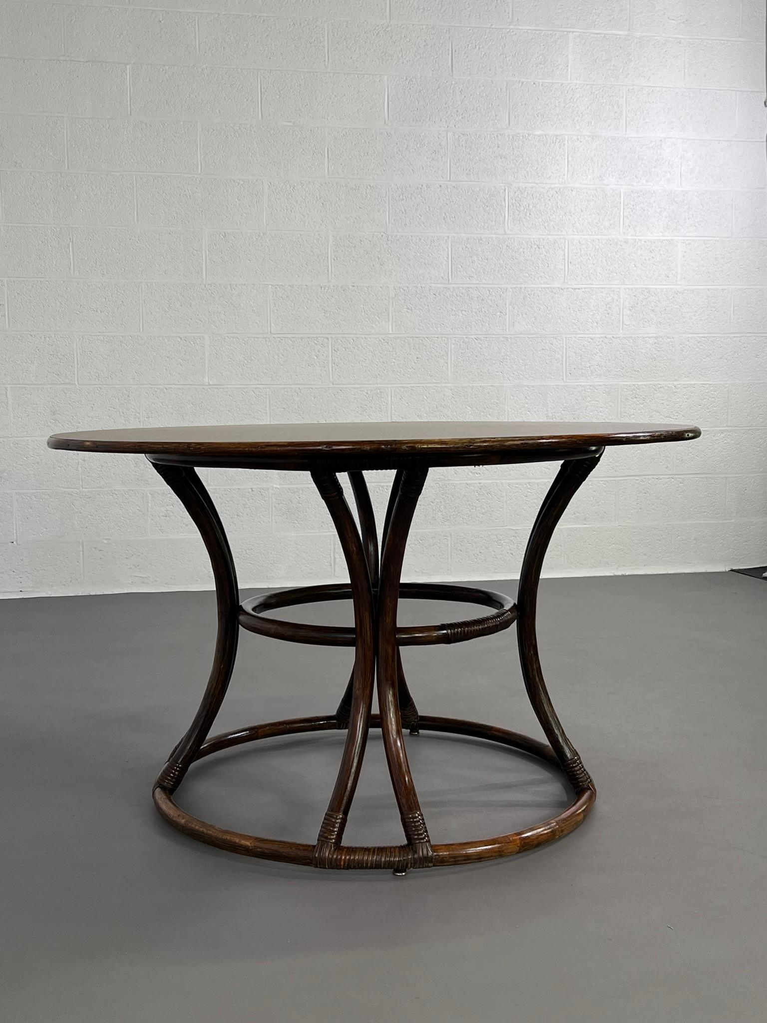 Mesa redonda de ratán y madera con pedestal y 4 sillas, estilo diseño italiano de los años 70 en venta 2