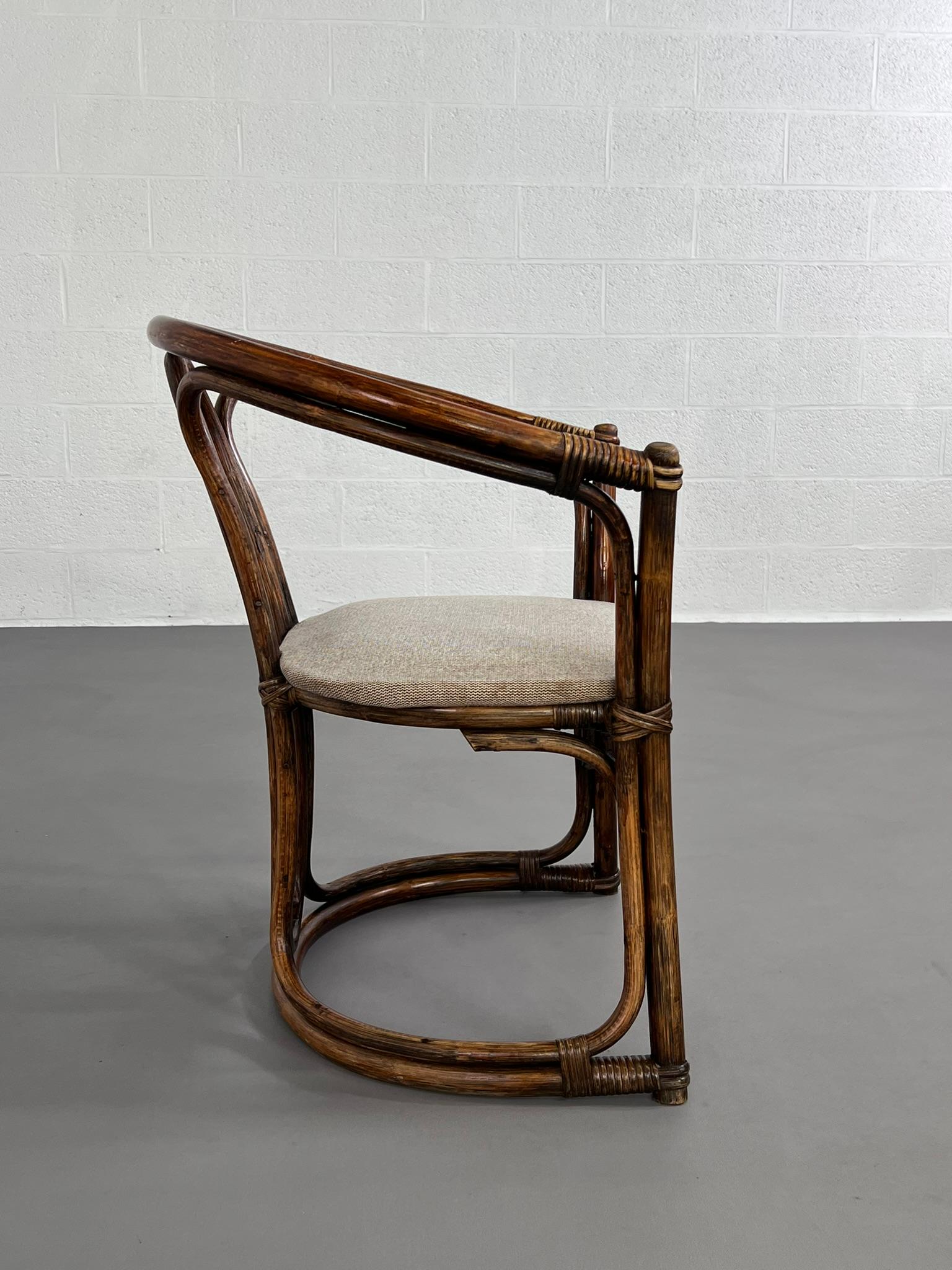 Mesa redonda de ratán y madera con pedestal y 4 sillas, estilo diseño italiano de los años 70 en venta 3