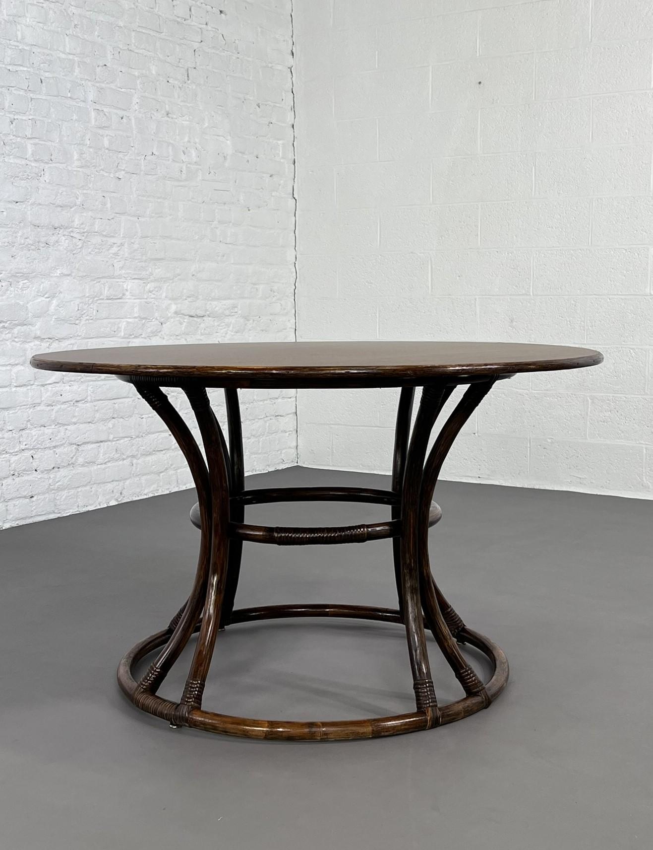 Mesa redonda de ratán y madera con pedestal y 4 sillas, estilo diseño italiano de los años 70 en venta 4