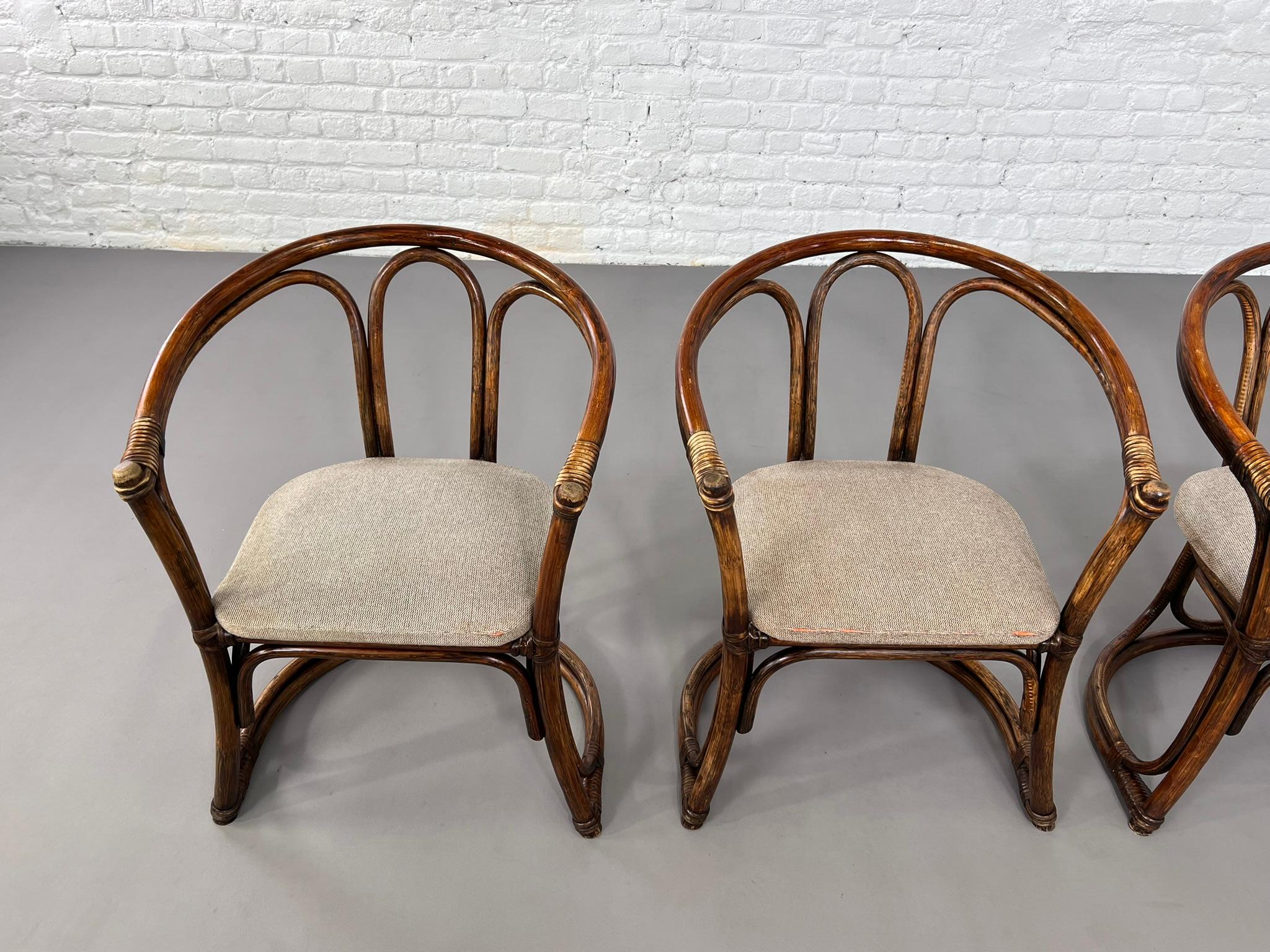 Mesa redonda de ratán y madera con pedestal y 4 sillas, estilo diseño italiano de los años 70 en venta 5