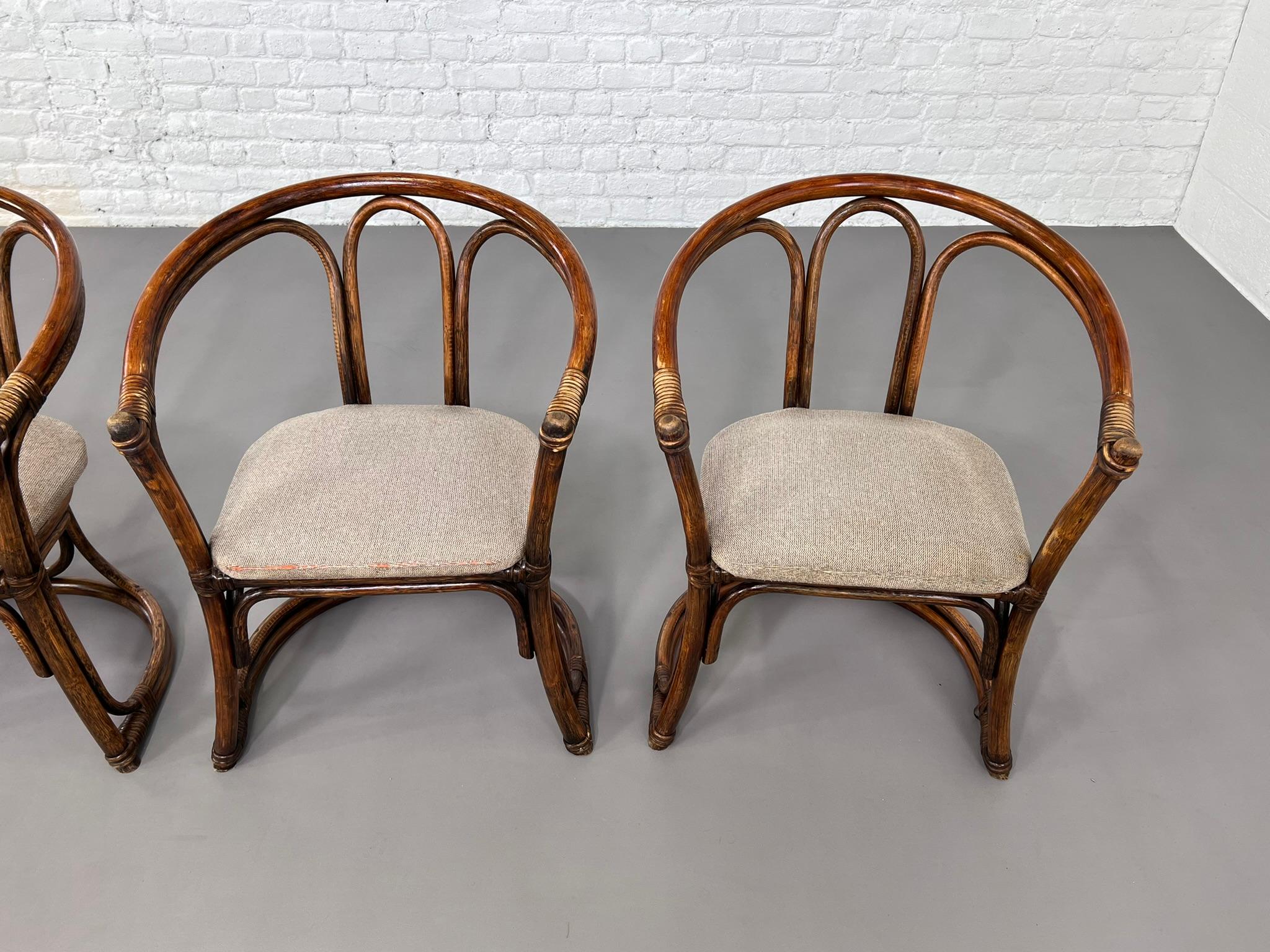 Mesa redonda de ratán y madera con pedestal y 4 sillas, estilo diseño italiano de los años 70 en venta 6