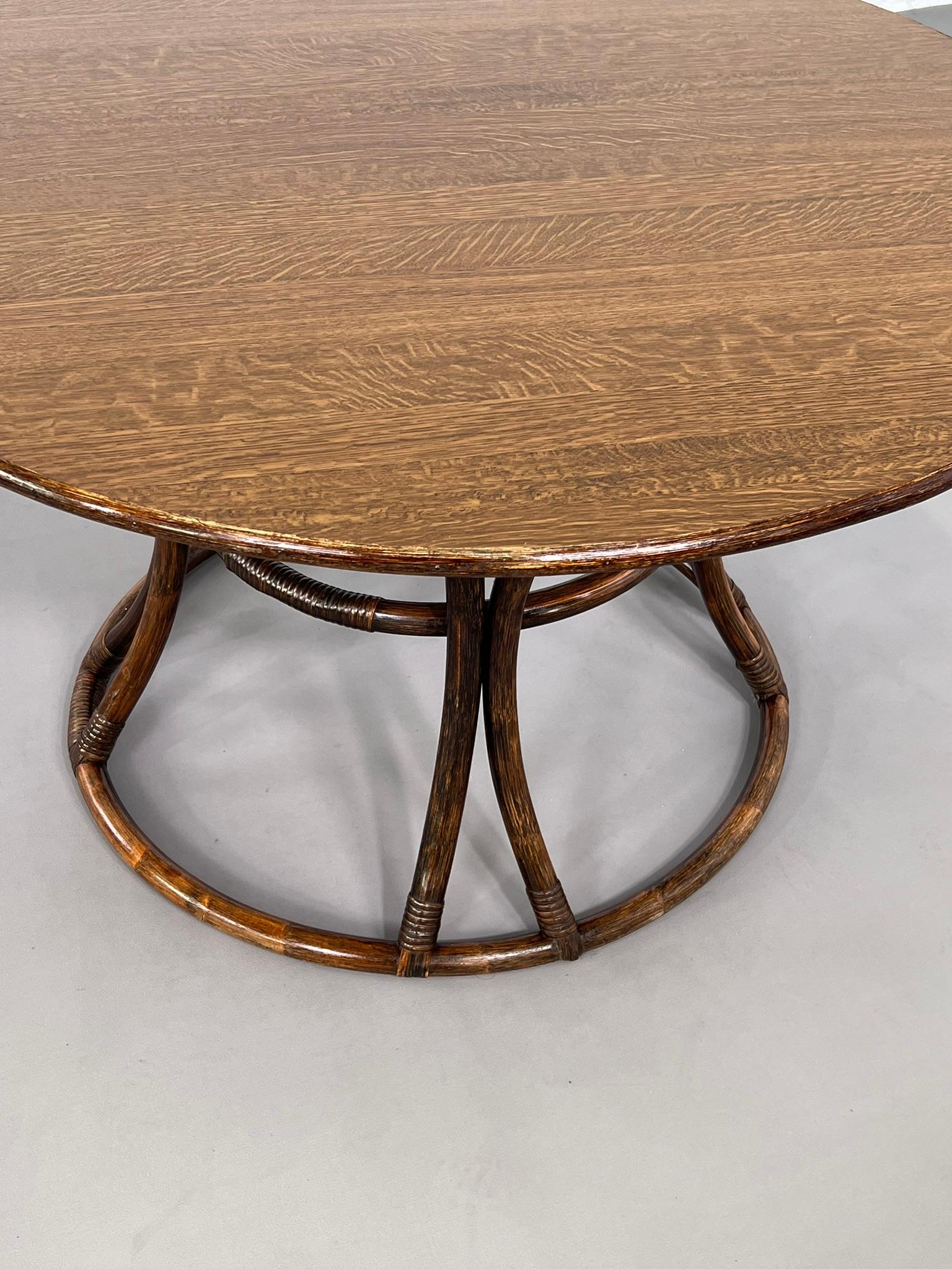 Mesa redonda de ratán y madera con pedestal y 4 sillas, estilo diseño italiano de los años 70 en venta 7