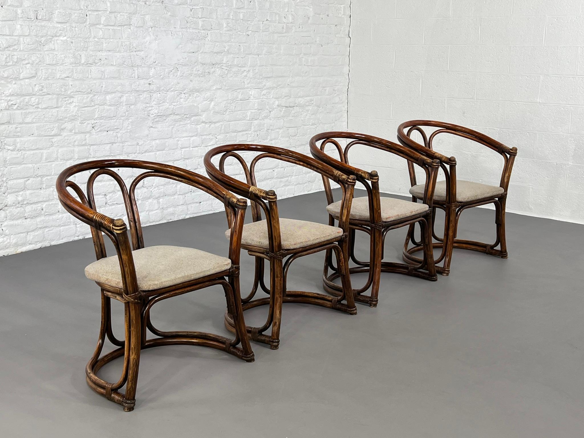 Mesa redonda de ratán y madera con pedestal y 4 sillas, estilo diseño italiano de los años 70 en venta 9