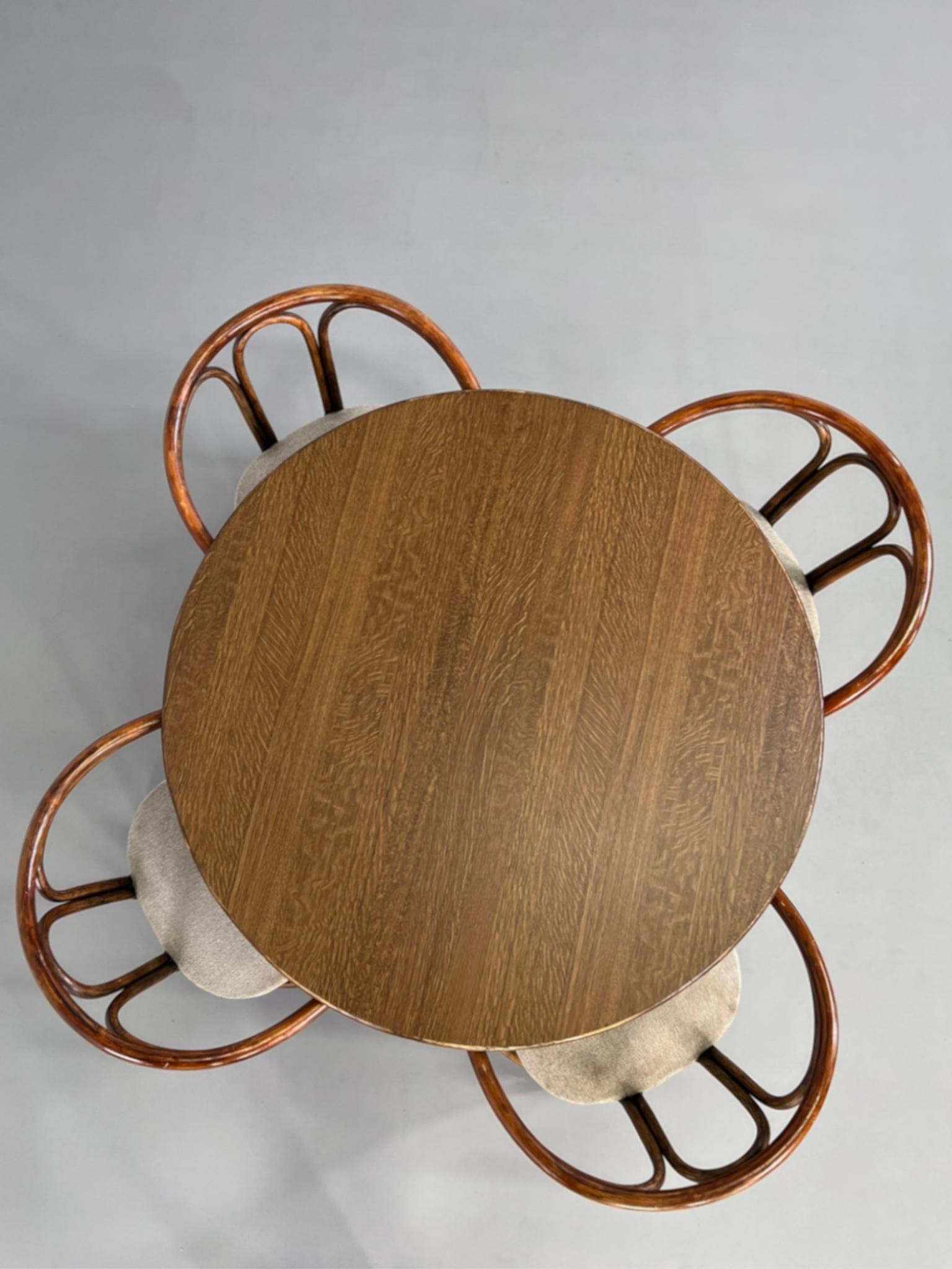 Mesa redonda con pedestal de ratán y madera y 4 sillas, de diseño italiano de los años 70, compuesta por una mesa redonda de comedor con pedestal de madera y ratán de 121 cm de diámetro y 4 sillas a juego con estructura curvada de ratán y asiento de