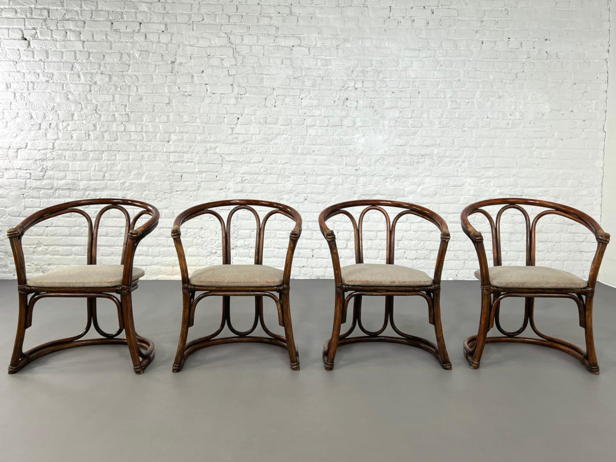 mesa redonda de madera con 4 sillas