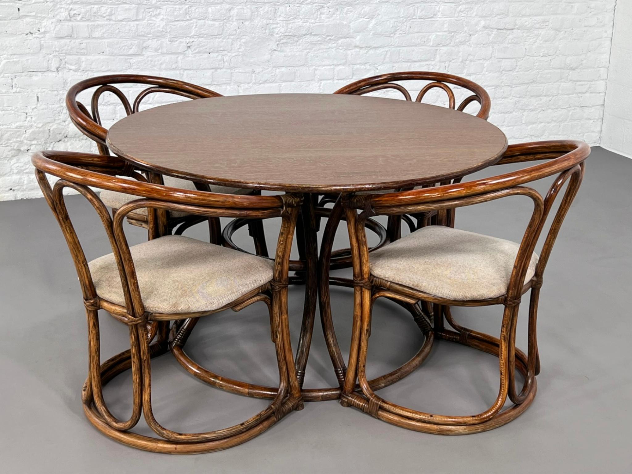Mesa redonda de ratán y madera con pedestal y 4 sillas, estilo diseño italiano de los años 70 Moderno de mediados de siglo en venta
