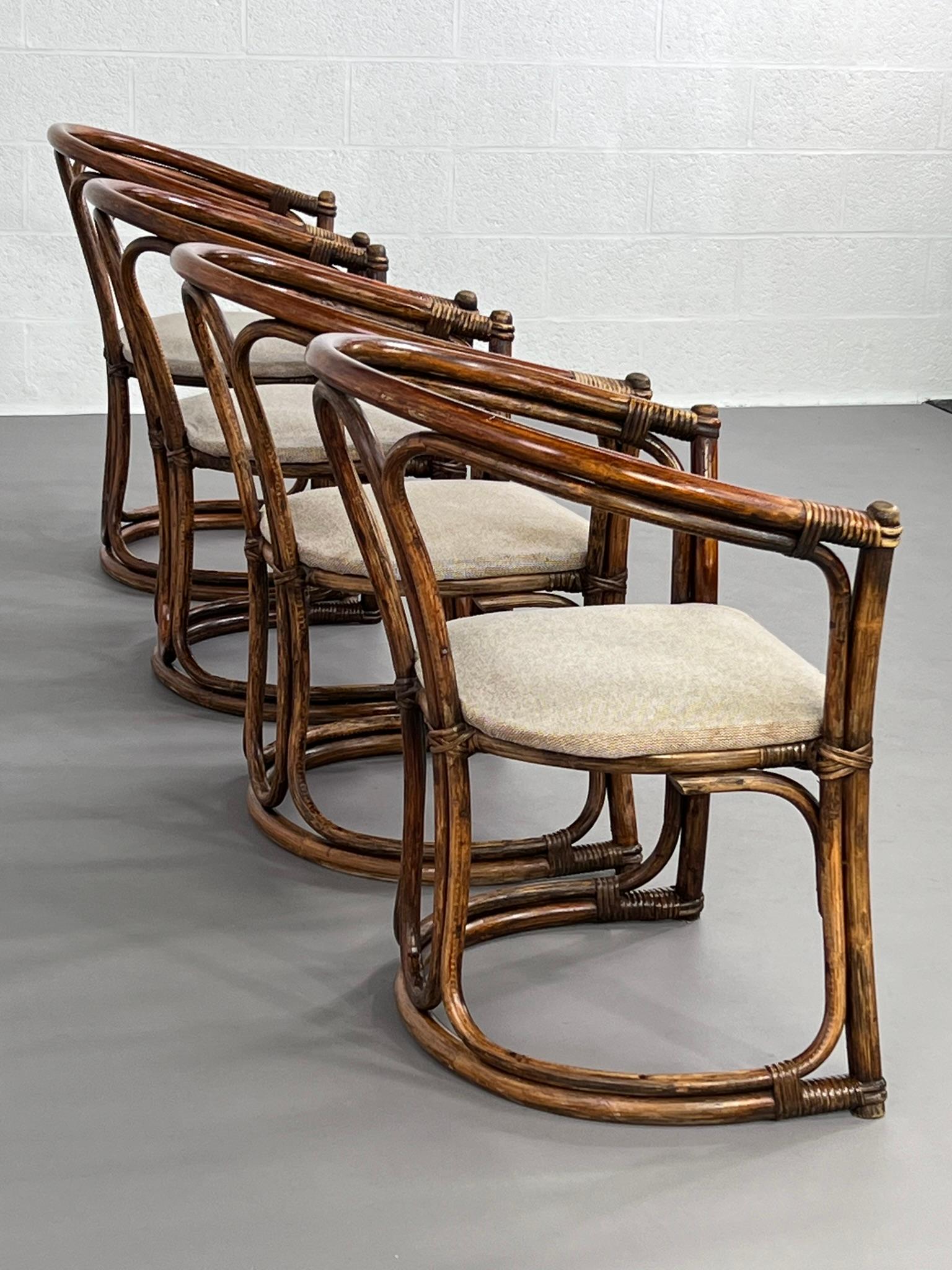 Mesa redonda de ratán y madera con pedestal y 4 sillas, estilo diseño italiano de los años 70 Europeo en venta