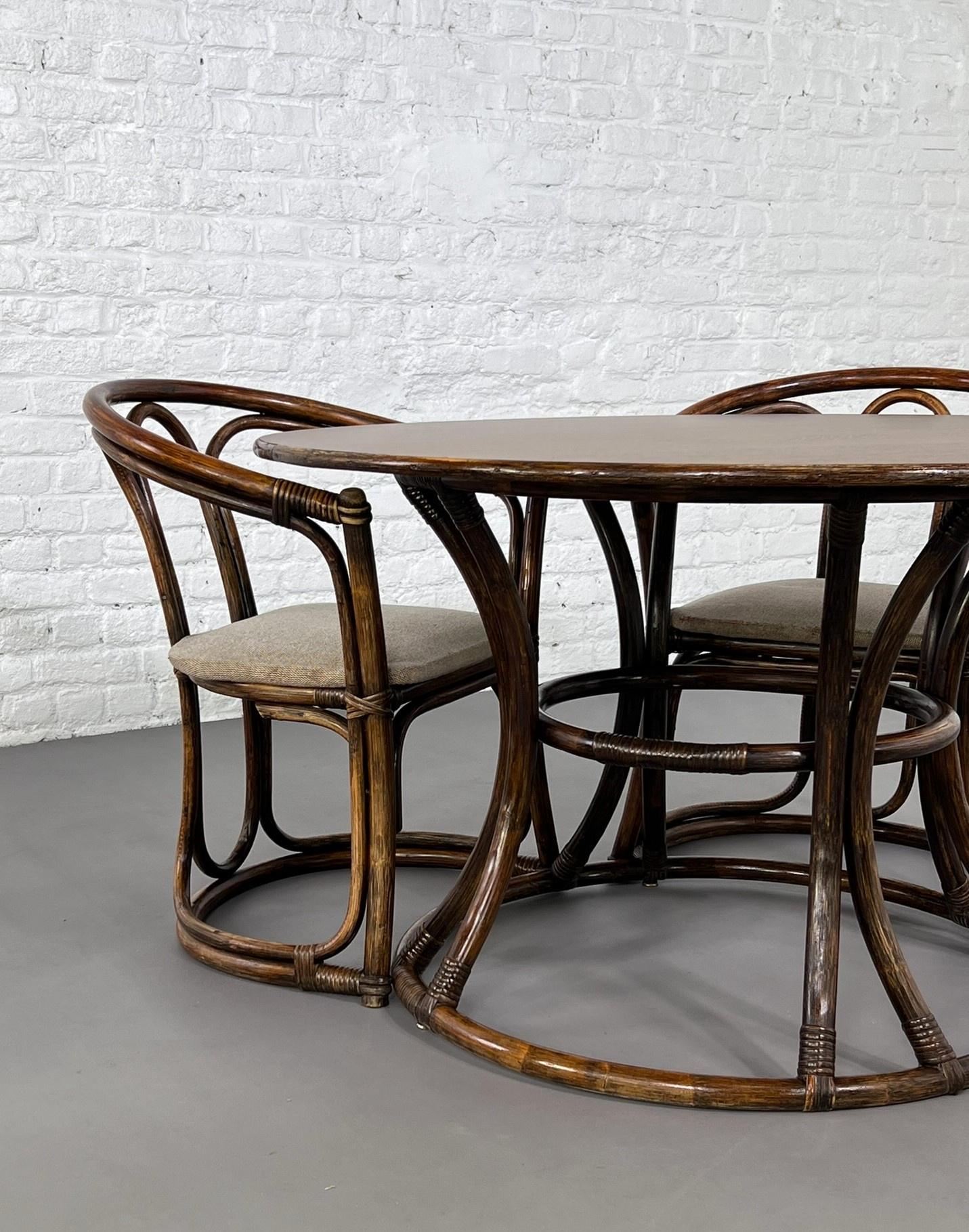 Mesa redonda de ratán y madera con pedestal y 4 sillas, estilo diseño italiano de los años 70 en Bueno estado para la venta en Tourcoing, FR