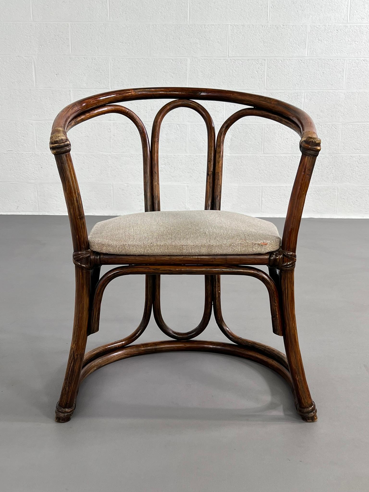 Mesa redonda de ratán y madera con pedestal y 4 sillas, estilo diseño italiano de los años 70 siglo XX en venta