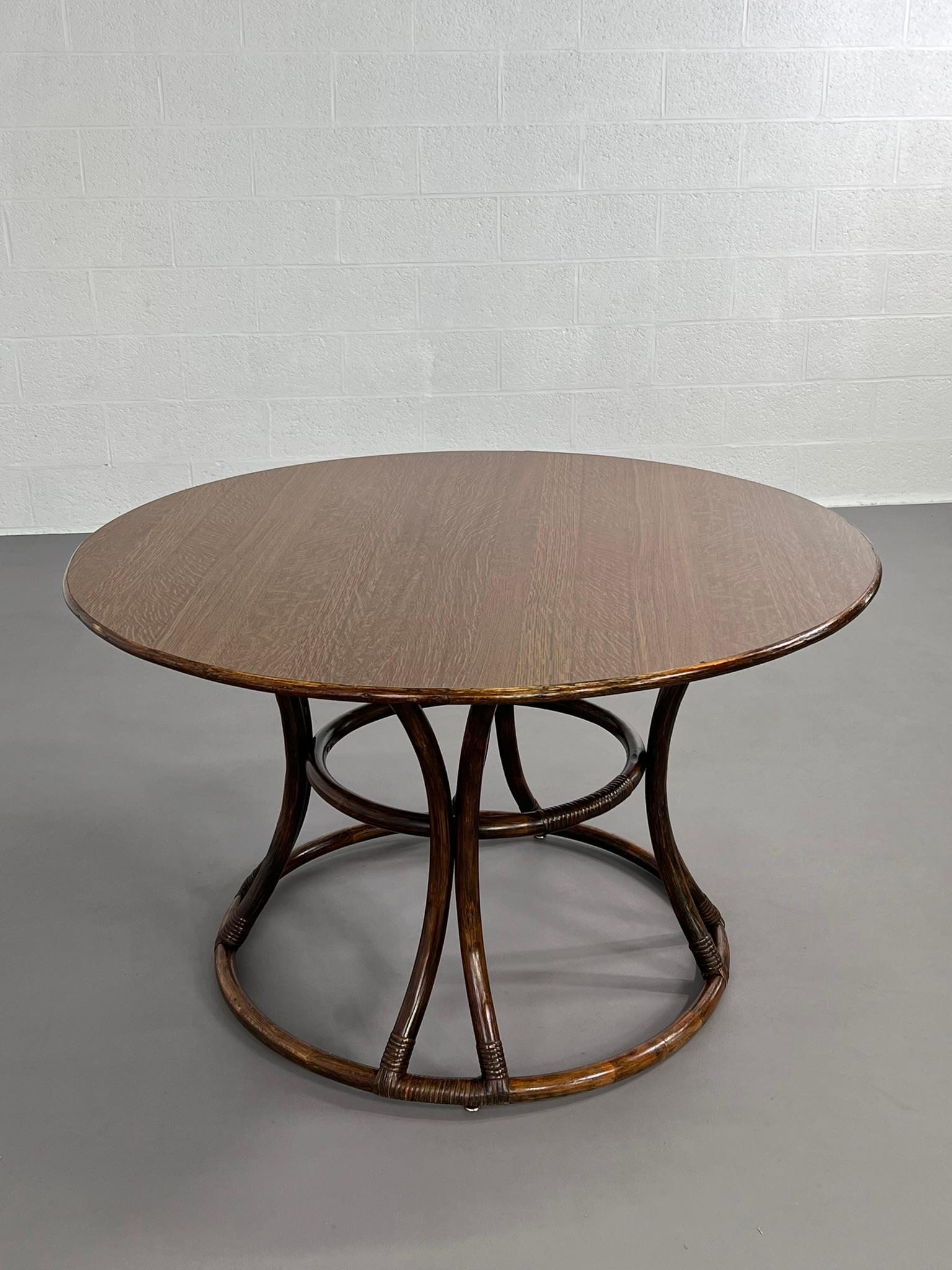 Mesa redonda de ratán y madera con pedestal y 4 sillas, estilo diseño italiano de los años 70 Tela en venta