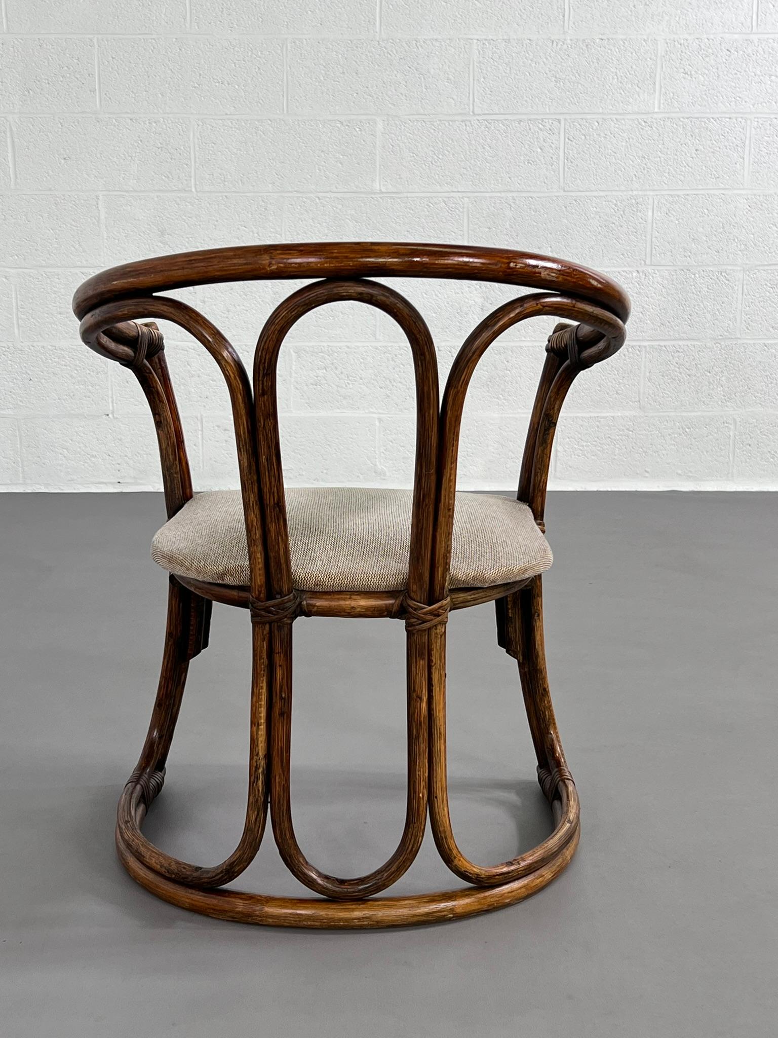 Mesa redonda de ratán y madera con pedestal y 4 sillas, estilo diseño italiano de los años 70 en venta 1