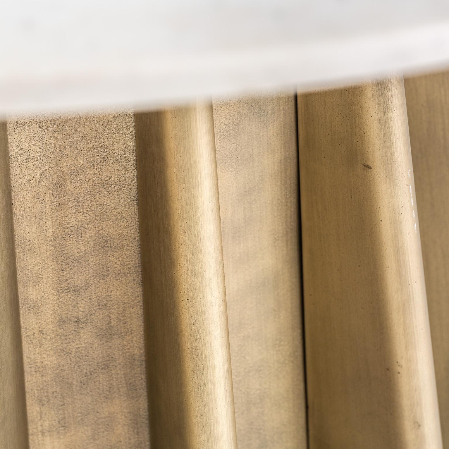 Runder Tisch aus Marmor und Metall im italienischen Design der 1970er Jahre im Stil 1970er Jahre im Zustand „Neu“ im Angebot in Tourcoing, FR