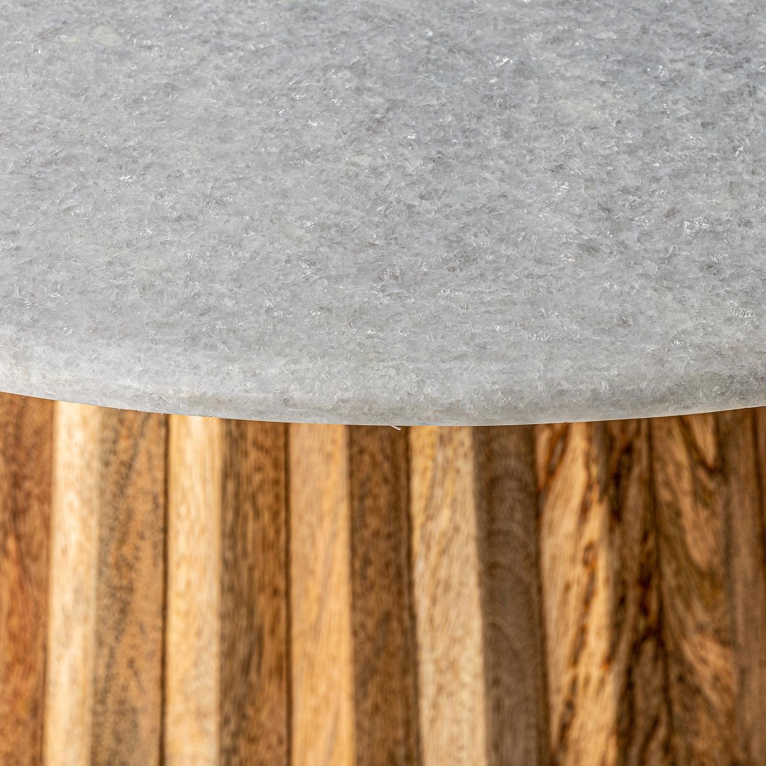 Runder Sockeltisch im italienischen Designstil, bestehend aus einem grafischen Holzsockel mit einer runden weißen Marmorplatte.