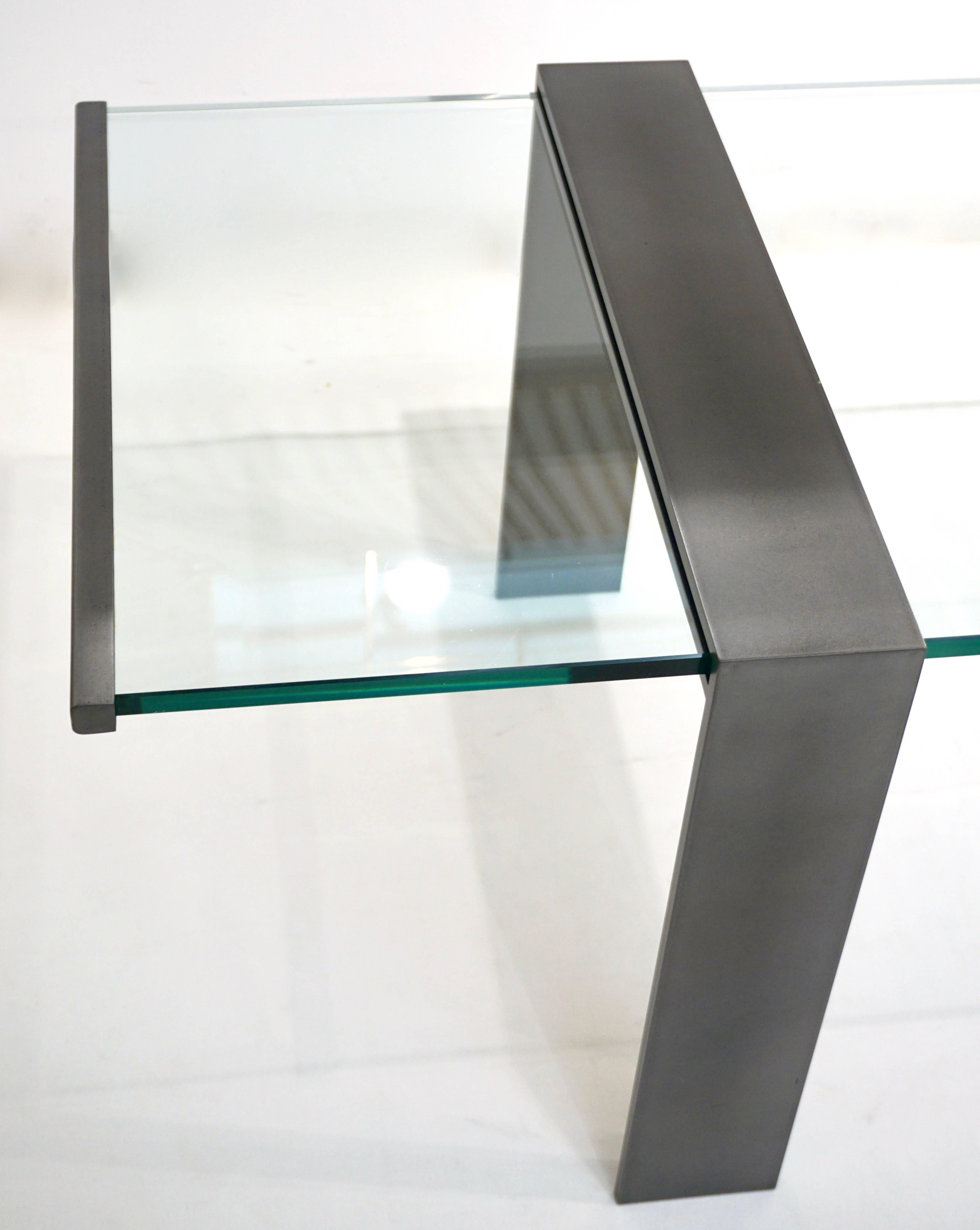 Fait main Table de canapé longue géométrique urbaine en fer satiné et cristal transparent, design italien des années 1970