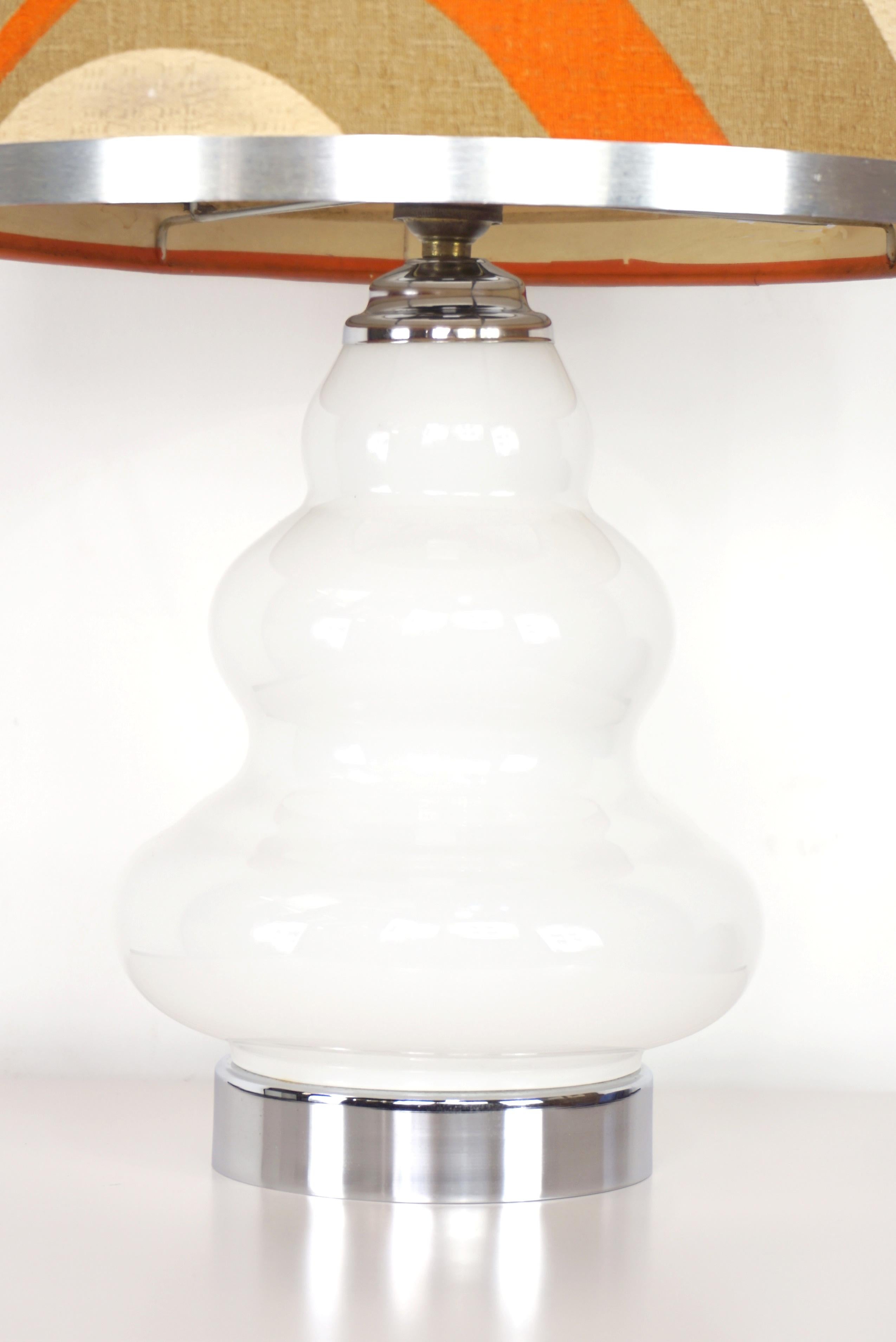 This design lamp from the 1960s-1970s, with a delicate and delicate work reminiscent of Carlo Nason and the Mazzega house, has a chromed base (12cm in diameter), a white blown glass base and a double slab day (a diameter of 28cm and 32cm) in